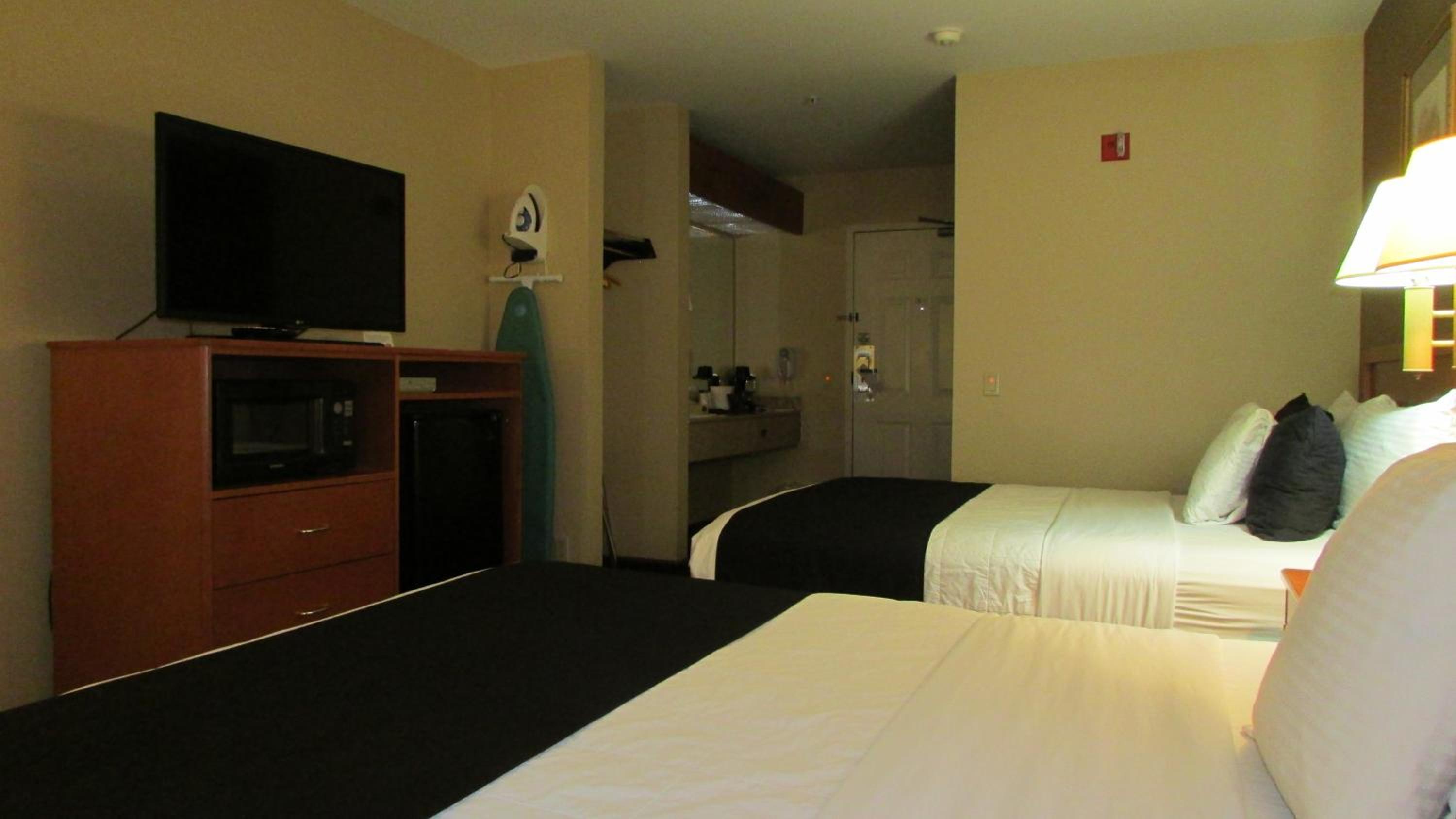 Queen Room with Two Queen Beds - Photo 4