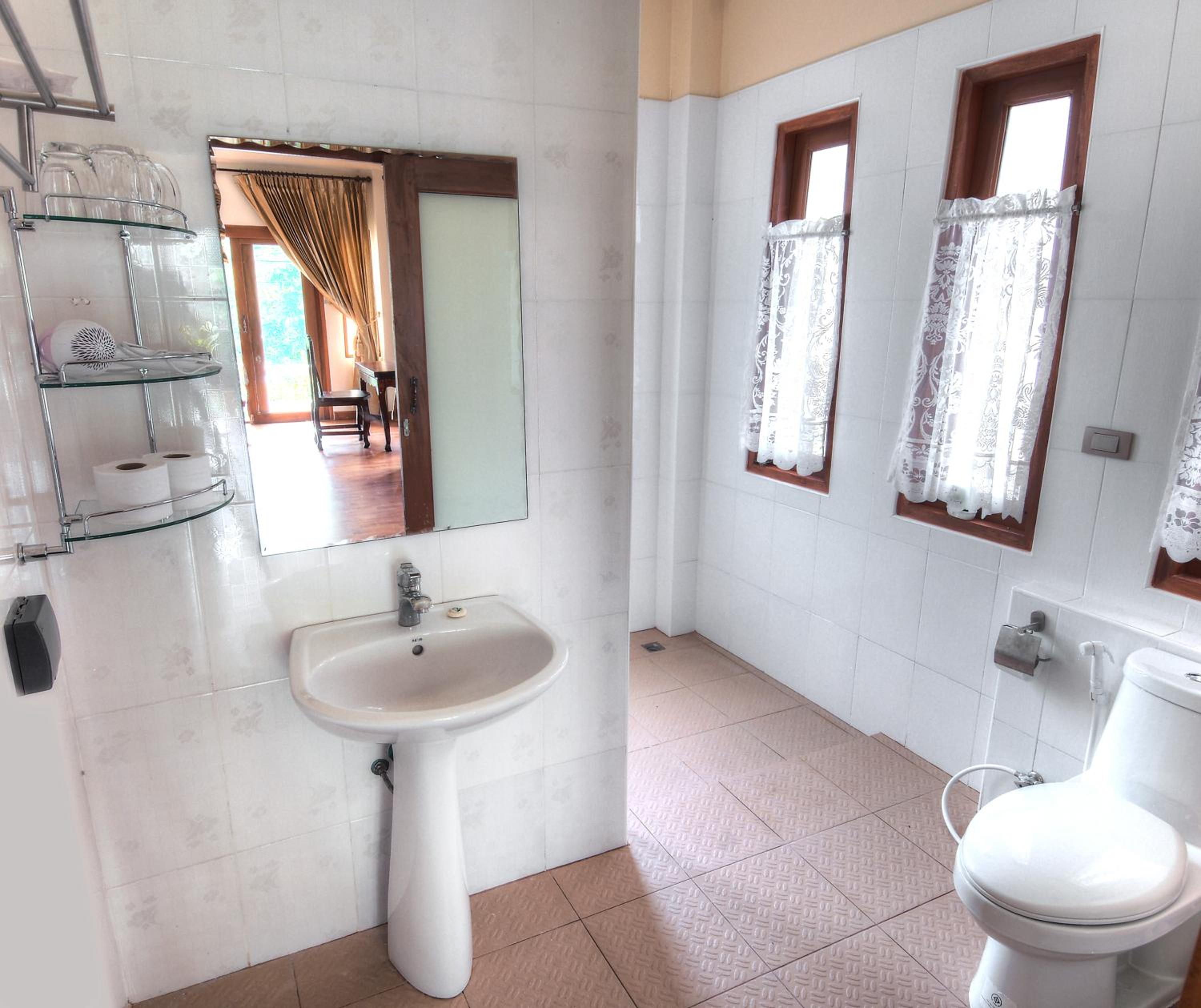King Bed Bungalow with Garden View photo 3
