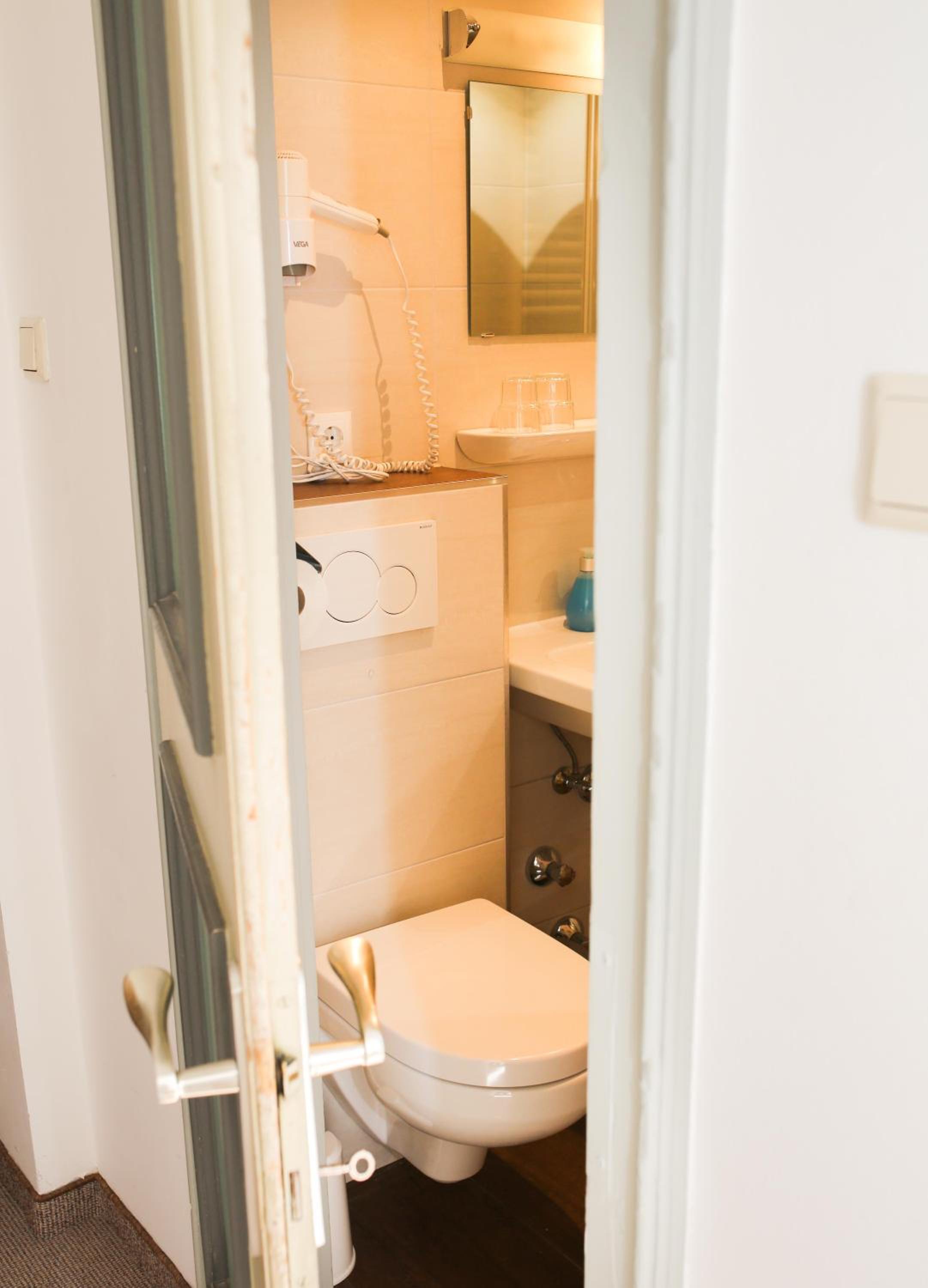 Standard Double Room with Balcony - Photo 2