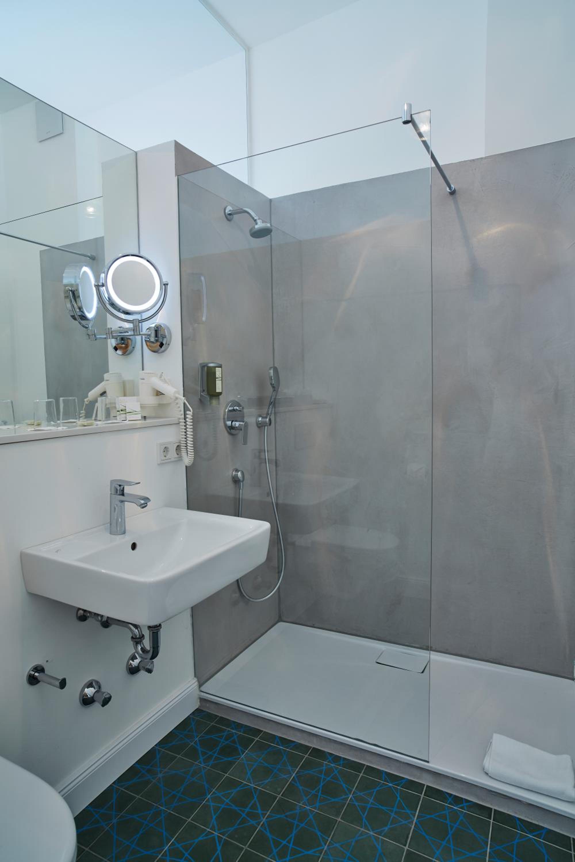 Standard Double Room - Photo 10