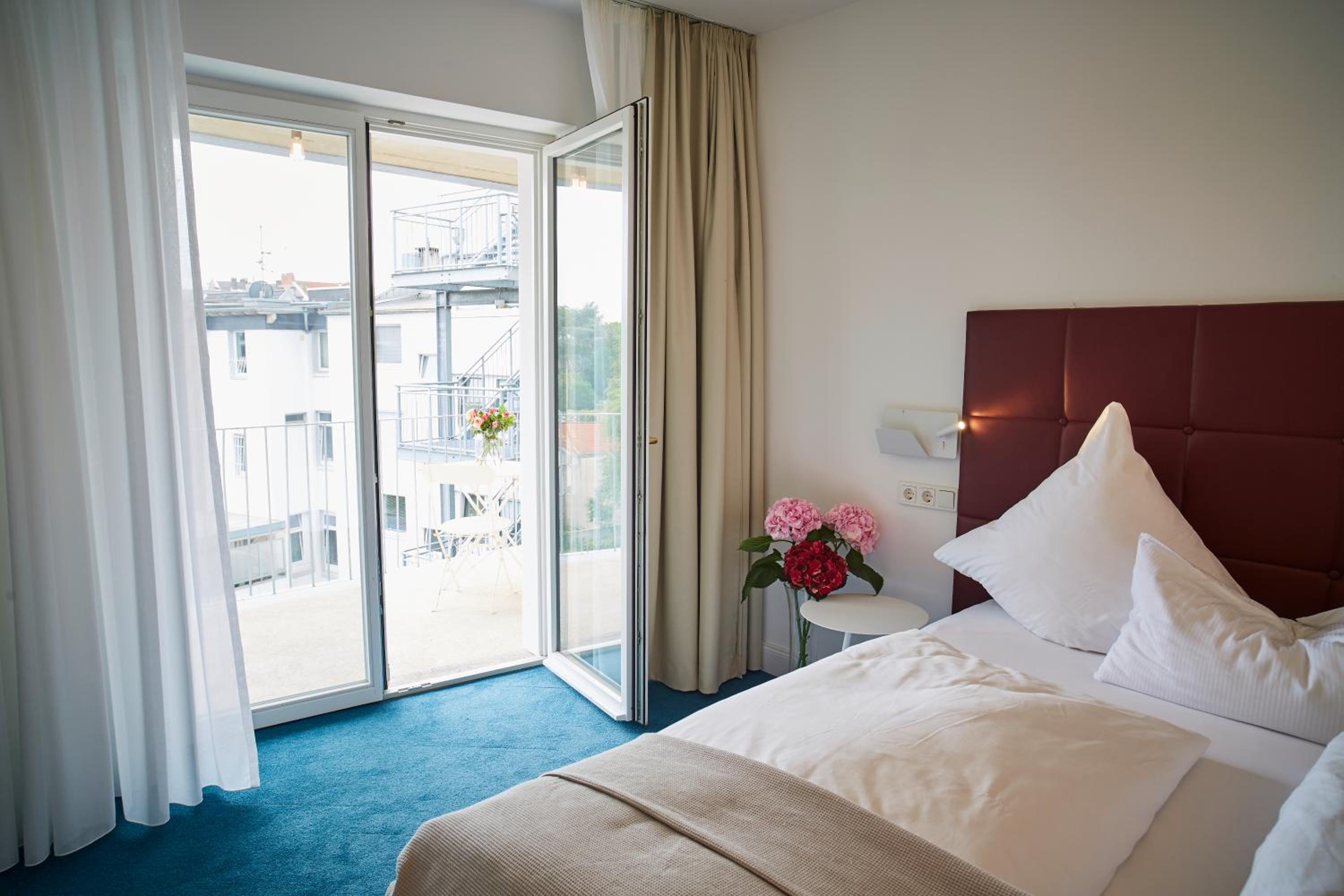 Standard Double Room - Photo 12
