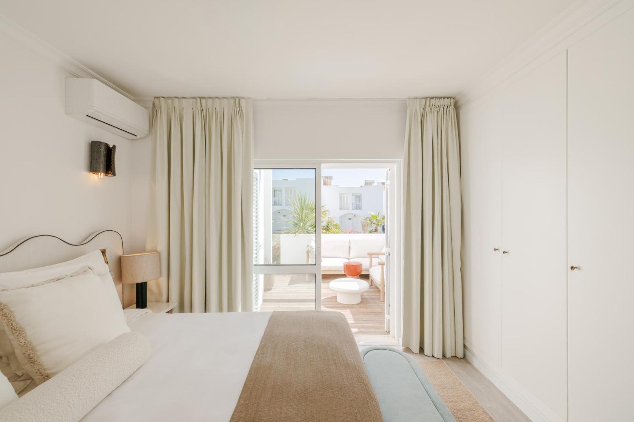 One-Bedroom Suite with Garden View and Terrace photo 1