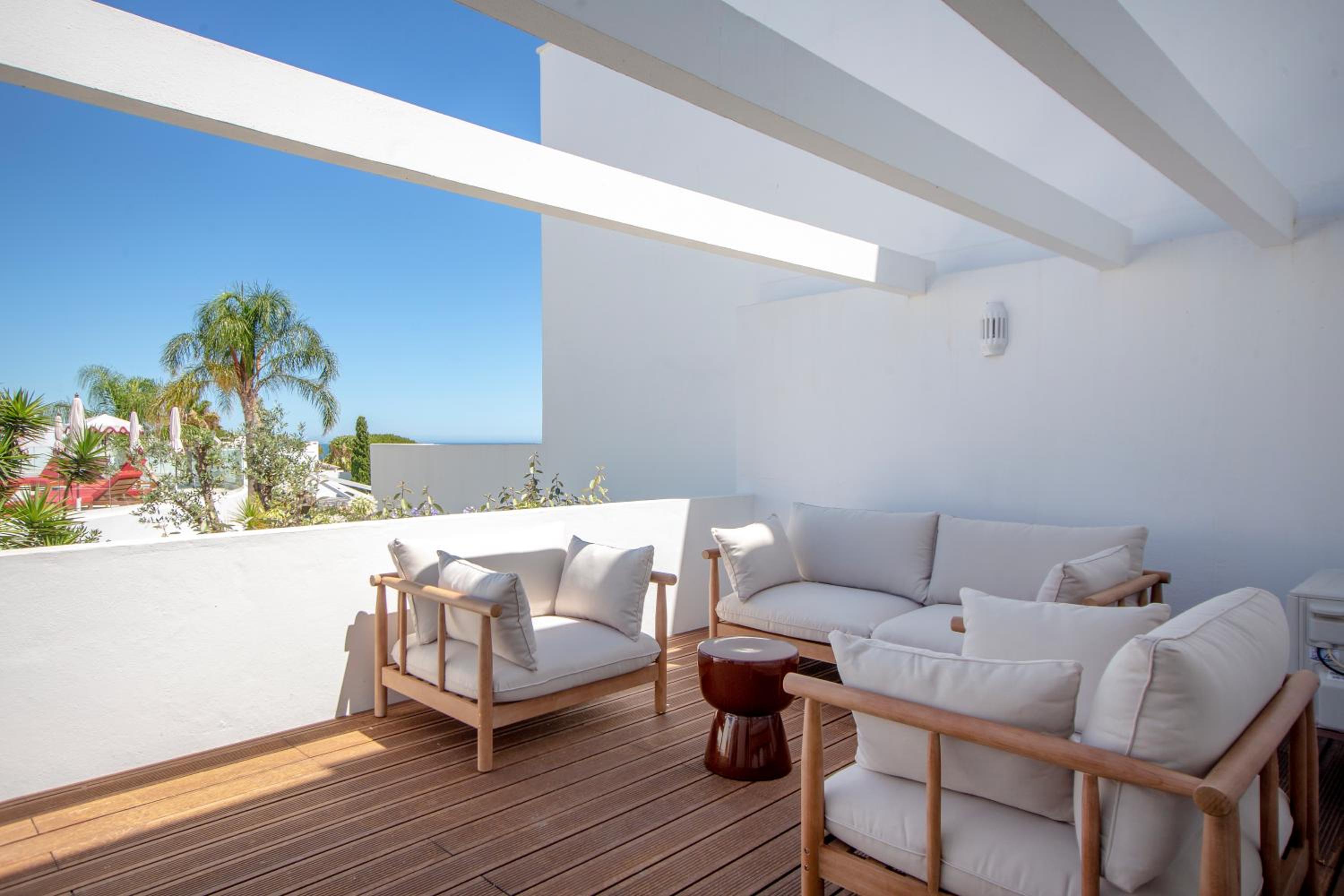 Two-Bedroom Suite with Pool View and Courtyard photo 2