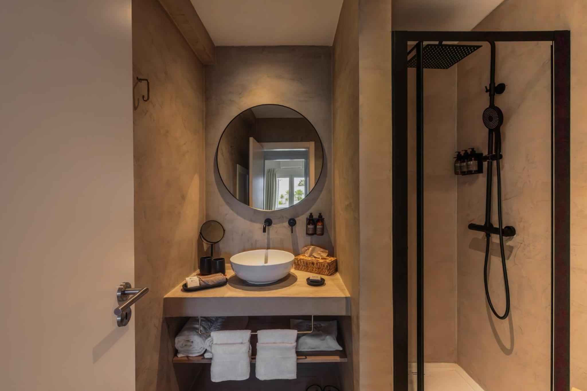 Two-Bedroom Suite with Pool View and Courtyard photo 3