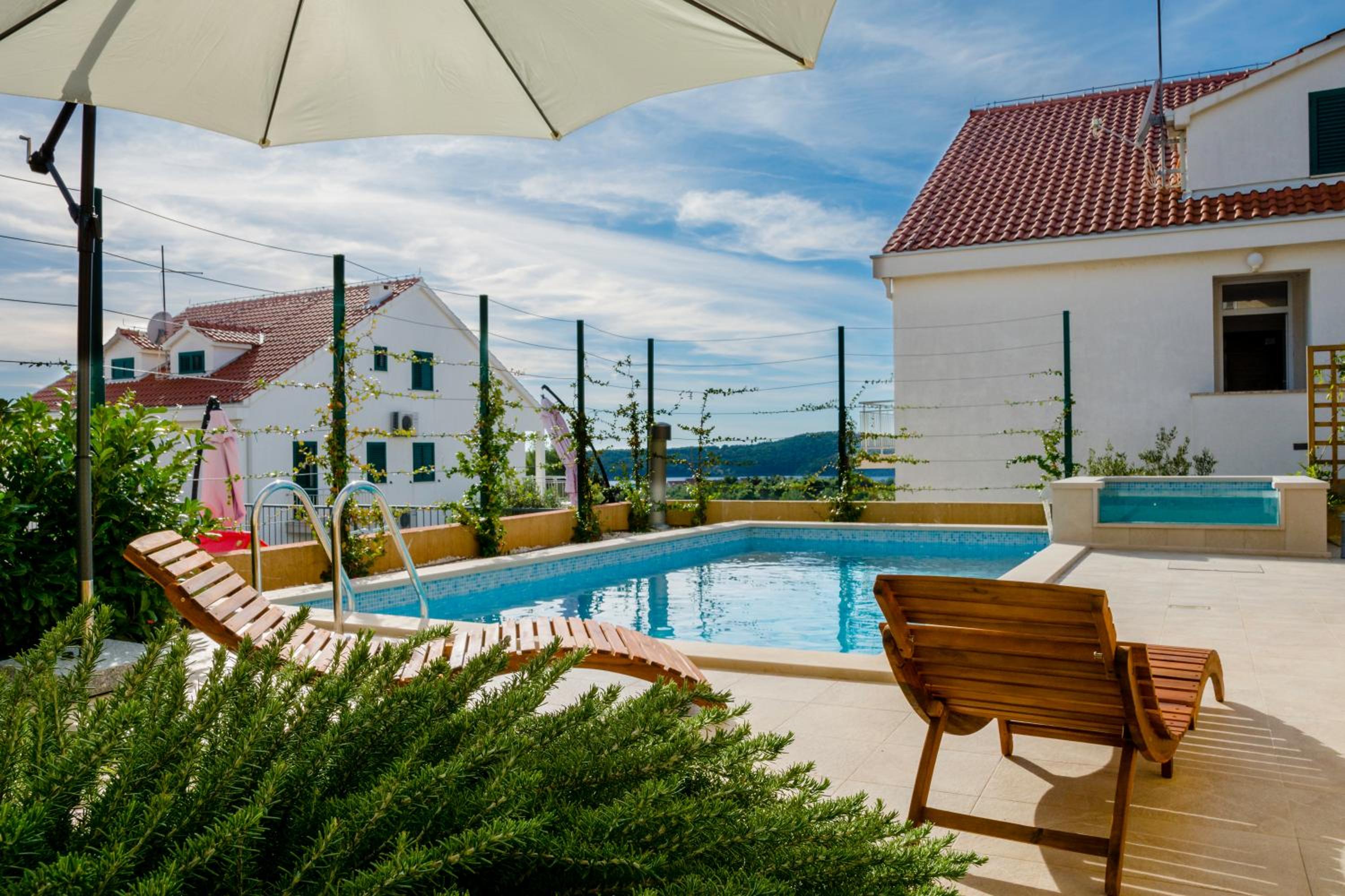 Apartment with Pool View