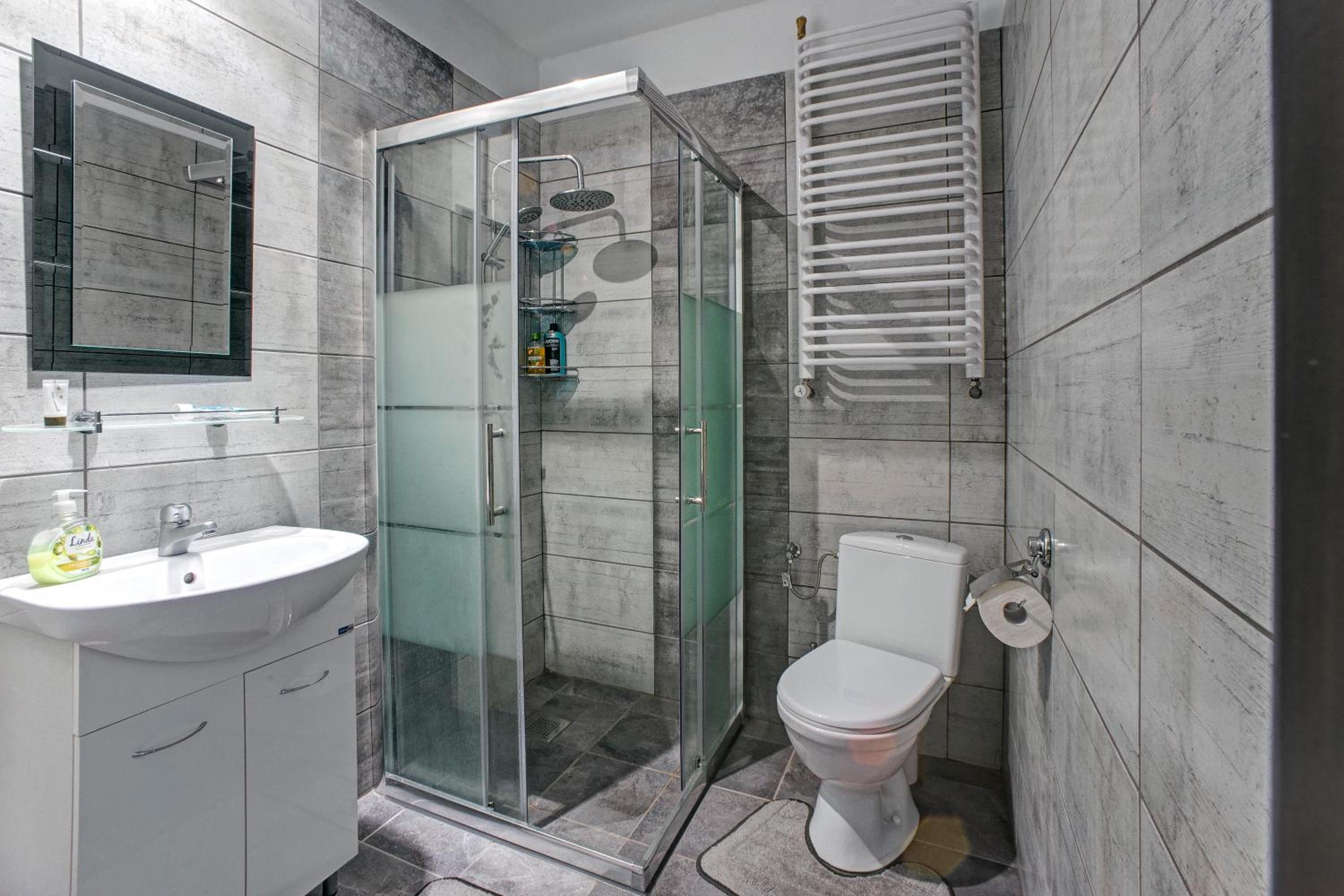 Deluxe Double Room with Shower - Photo 3
