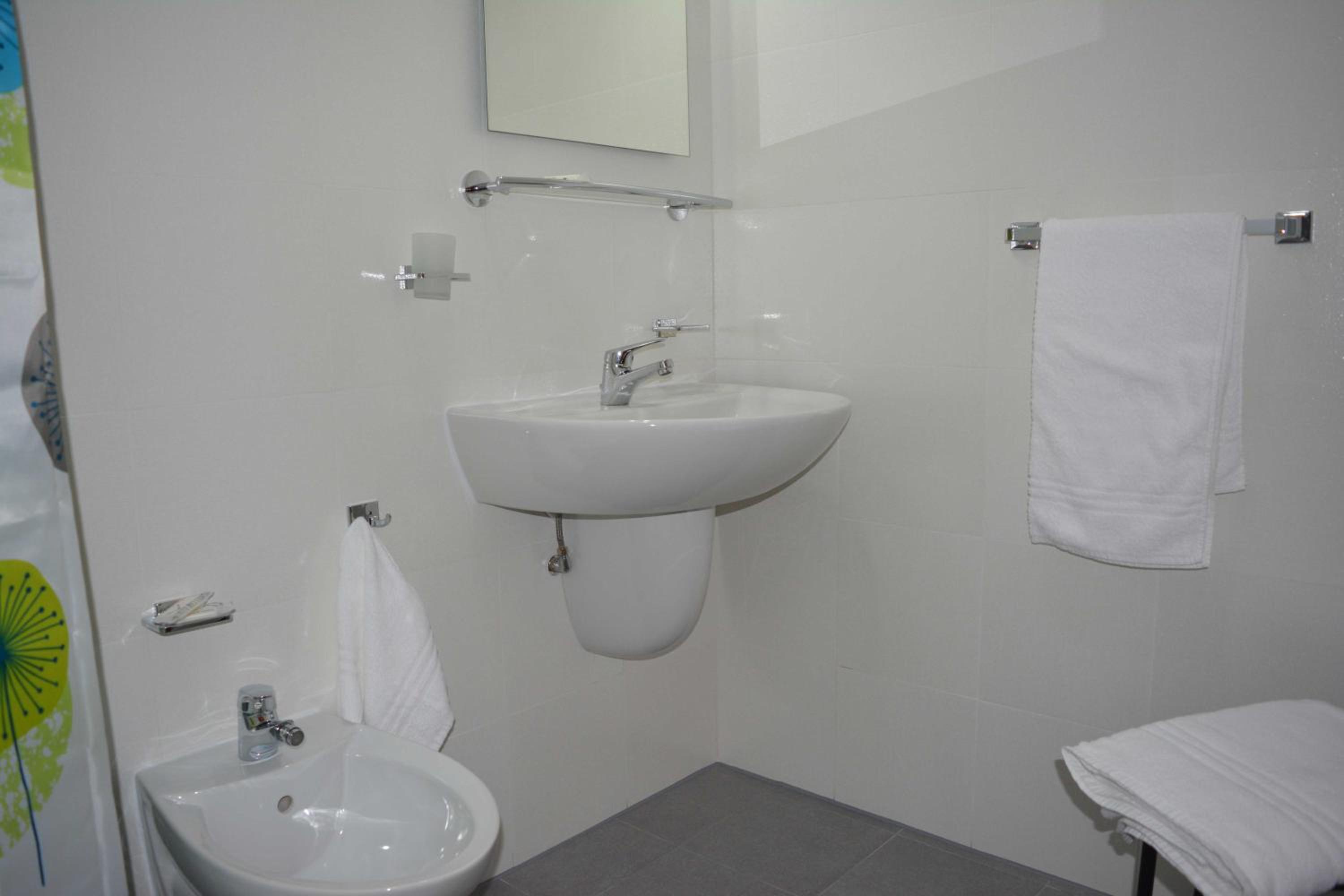 Quadruple Room with Private Bathroom photo 2
