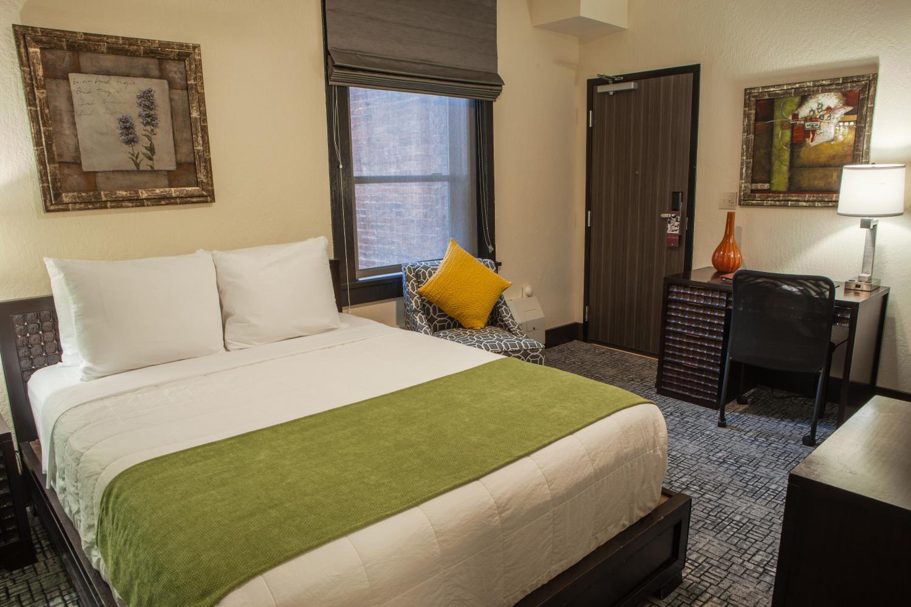 Standard Queen Room - Disability Access - Photo 5