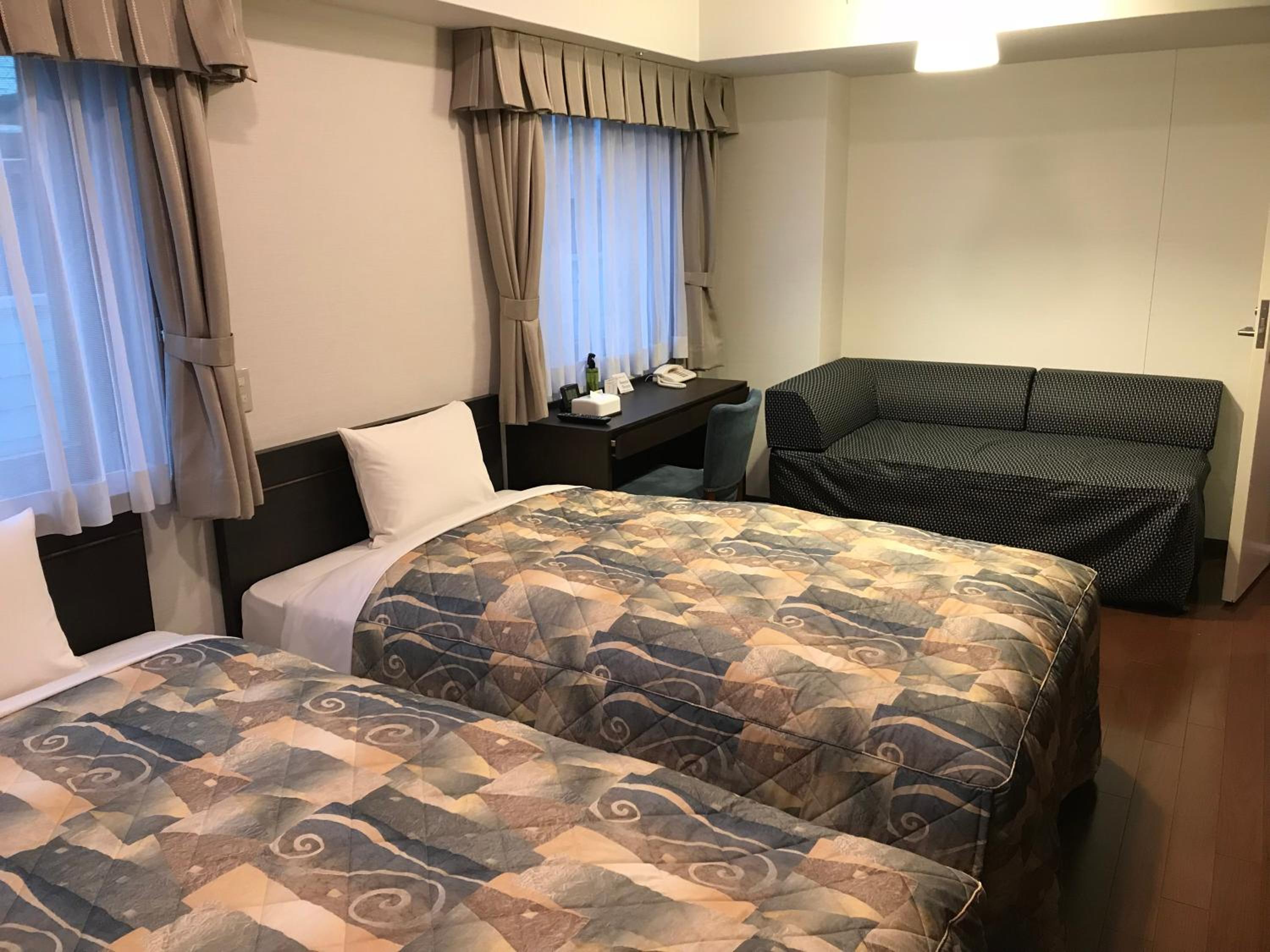 Premium Twin Room with City View (10th Floor) - Non Smoking photo 3