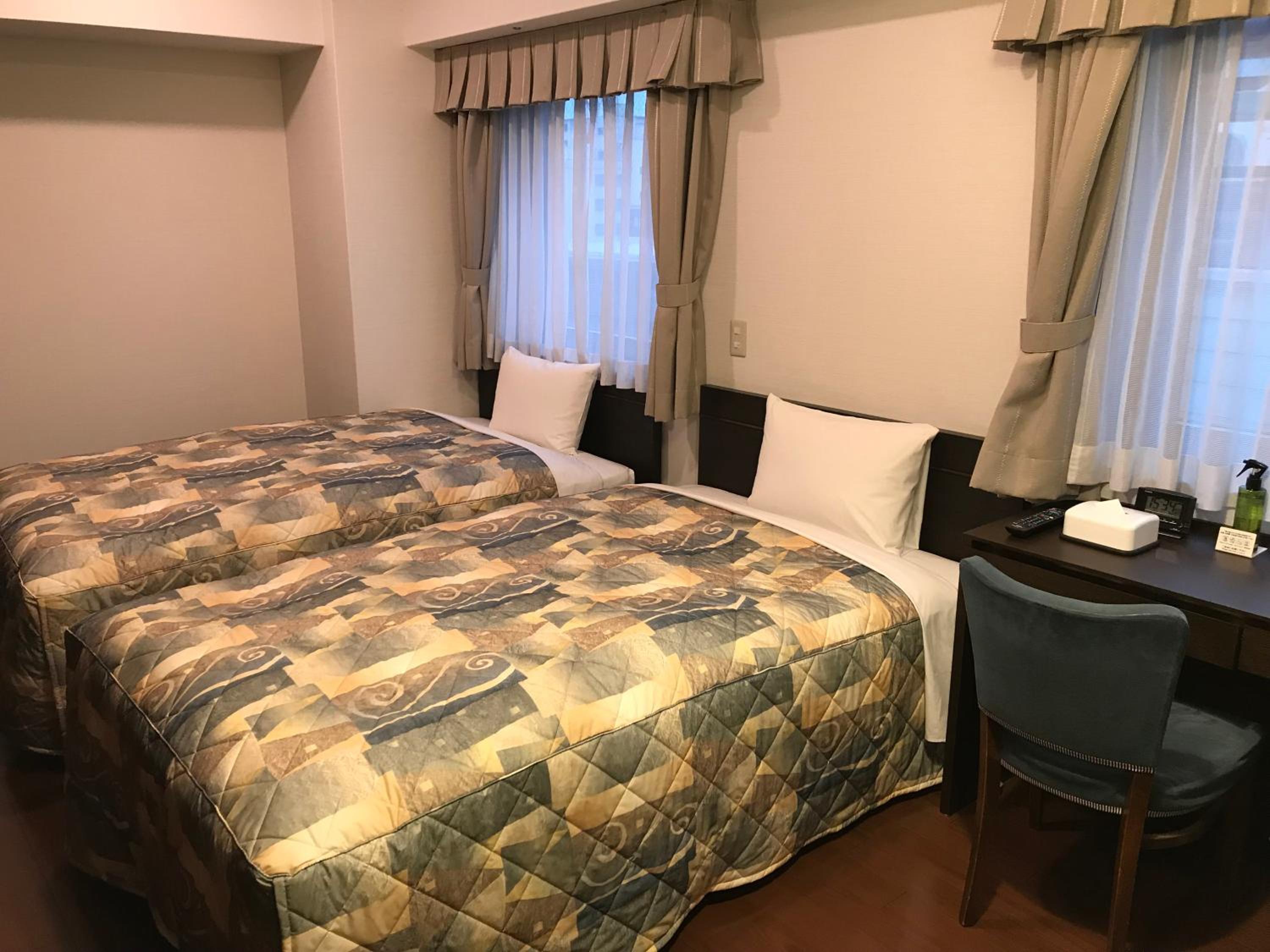 Premium Twin Room with City View (10th Floor) - Non Smoking photo 2