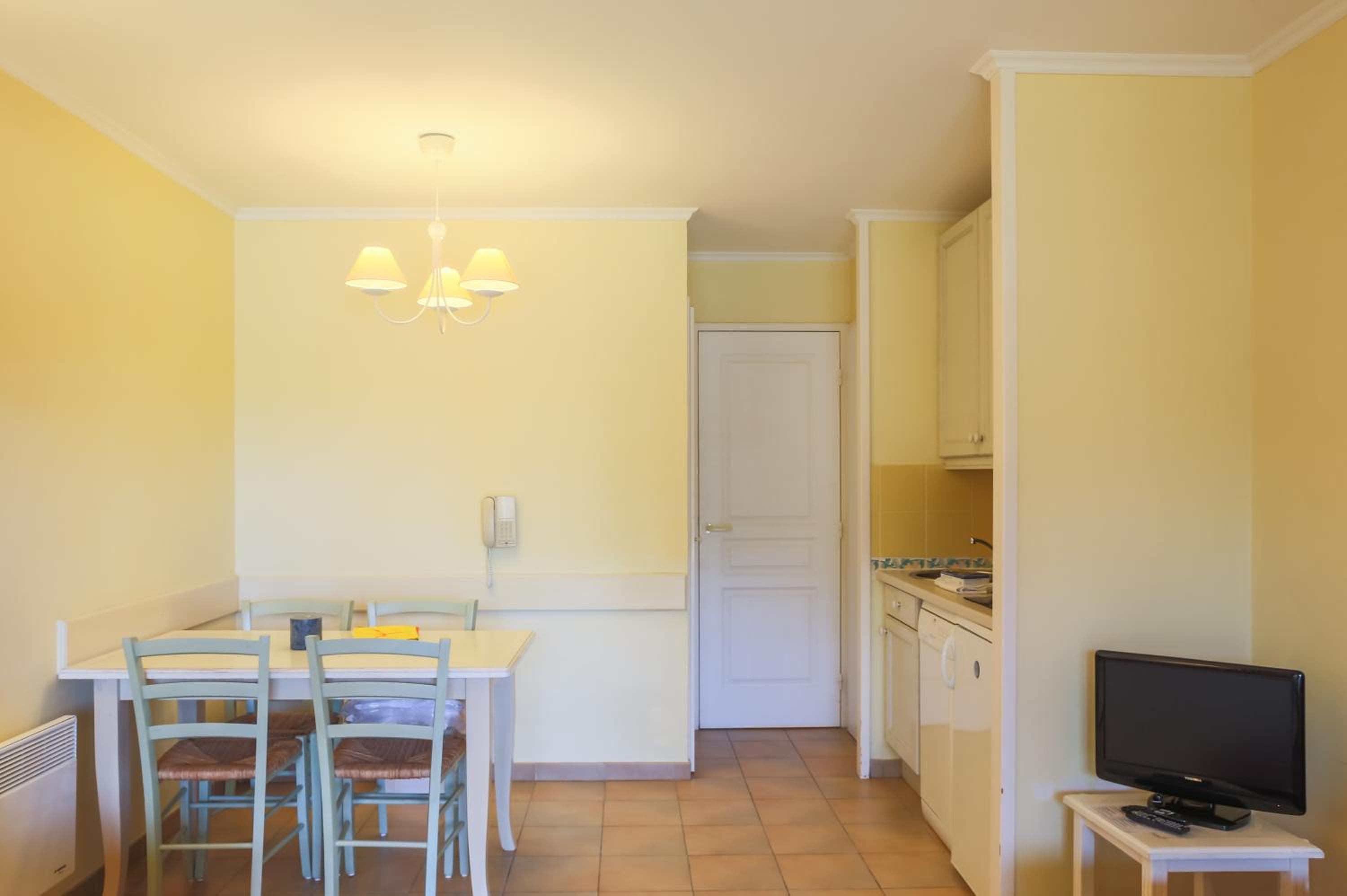 One-Bedroom Apartment with Terrace or Balcony (4 People) - Photo 3