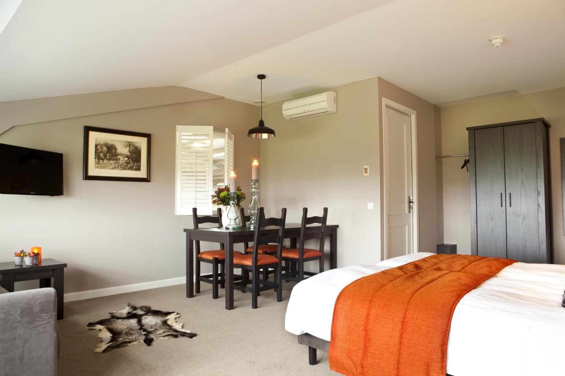 Family Room - Photo 6
