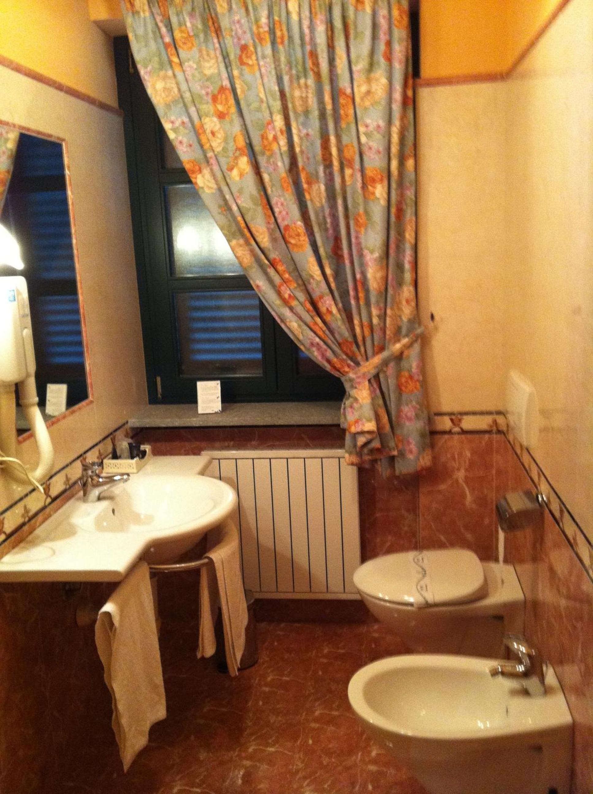 Double or Twin Room - Photo 9