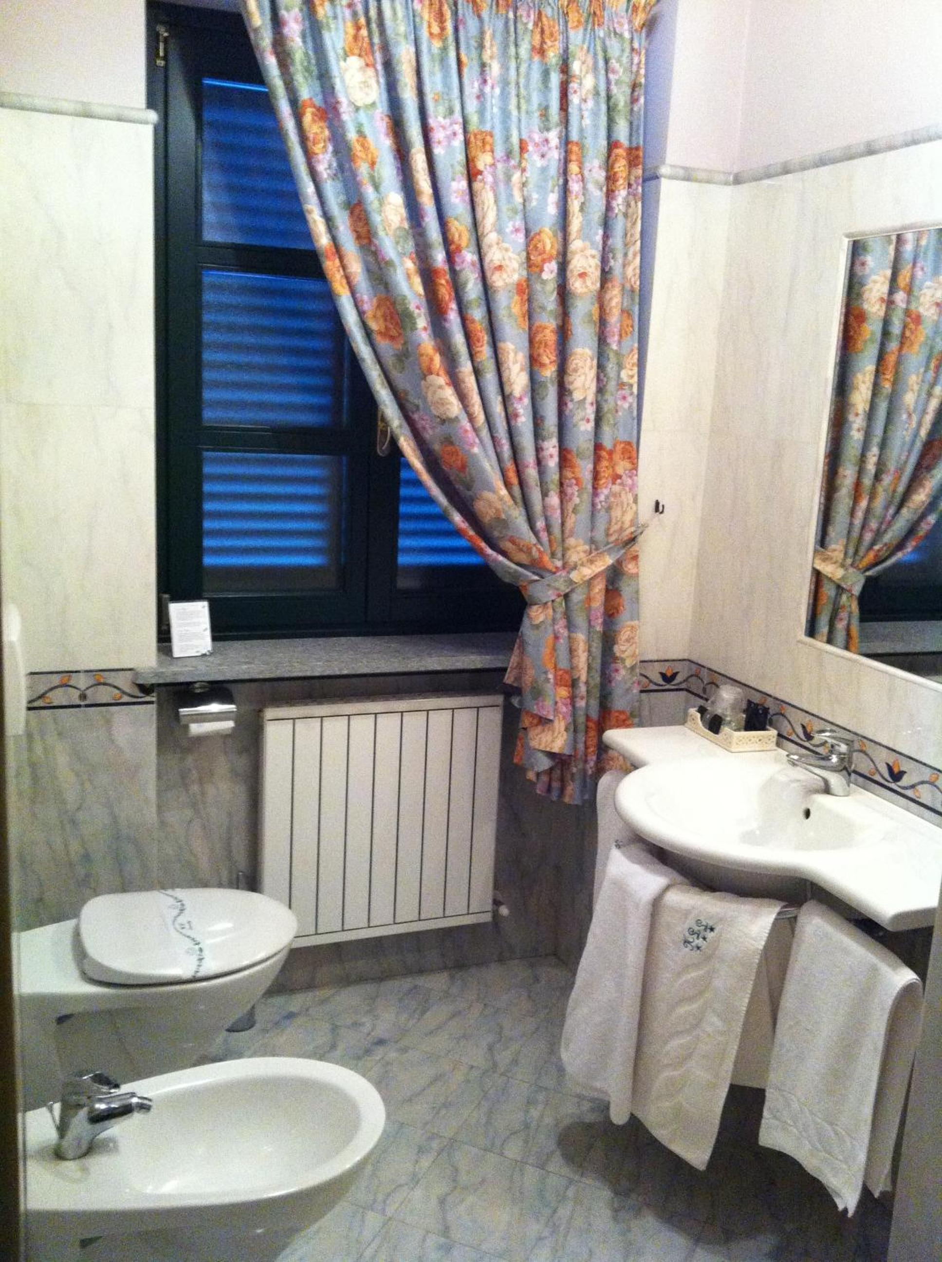 Double or Twin Room - Photo 11