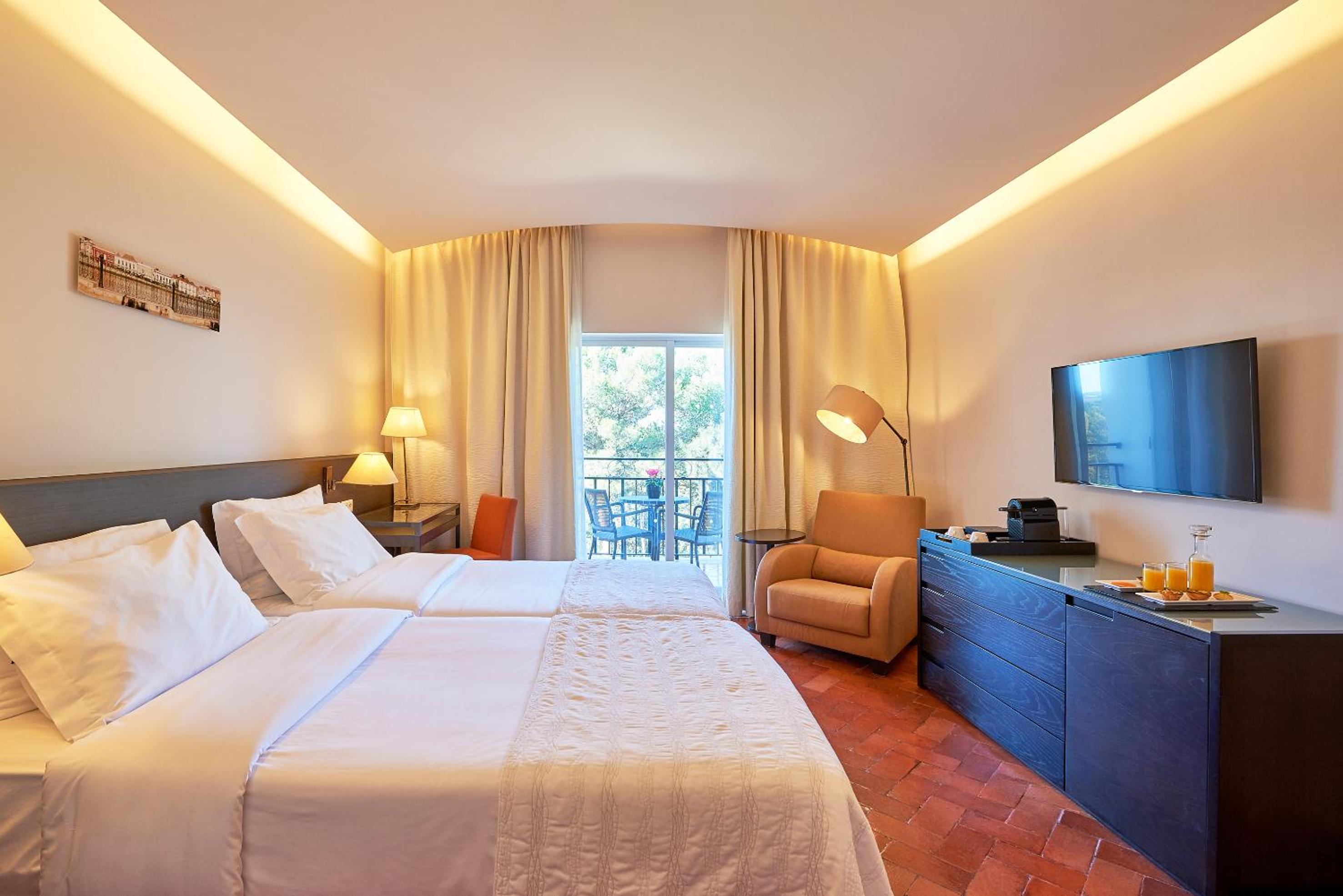 Double or Twin Room with Mountain View thumbnail 5
