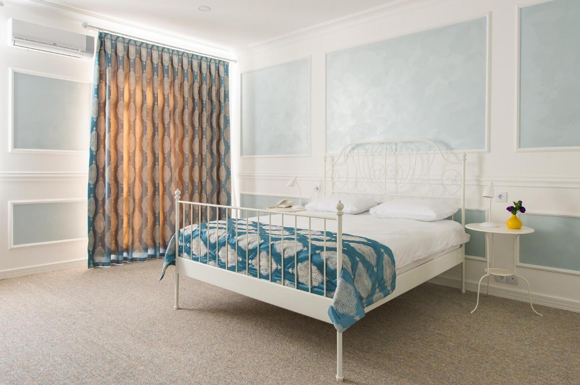 Deluxe Double Room (2 Adults + 1 Child) photo 2