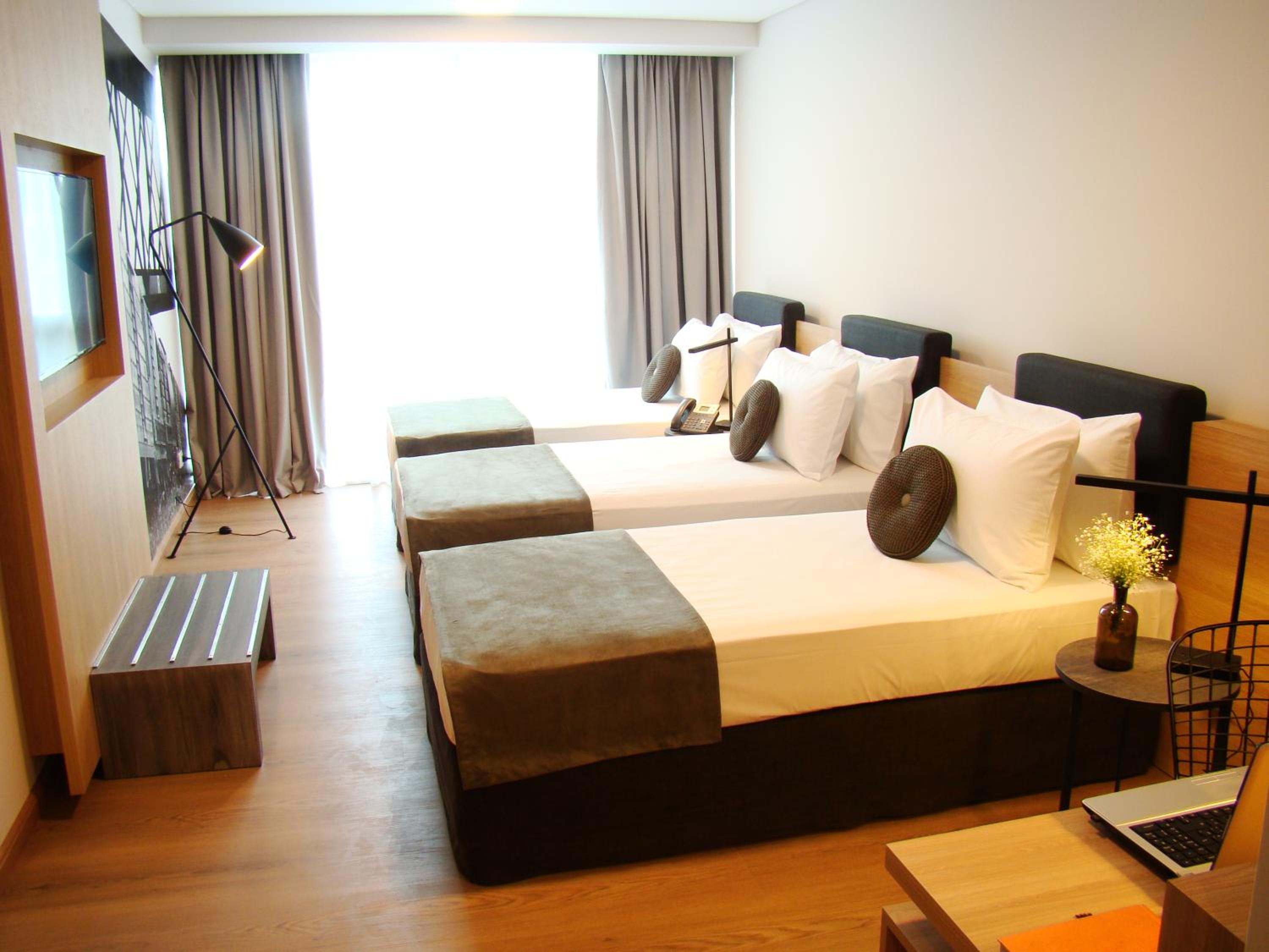 Triple Room with Three Single Beds - Non Smoking thumbnail 6