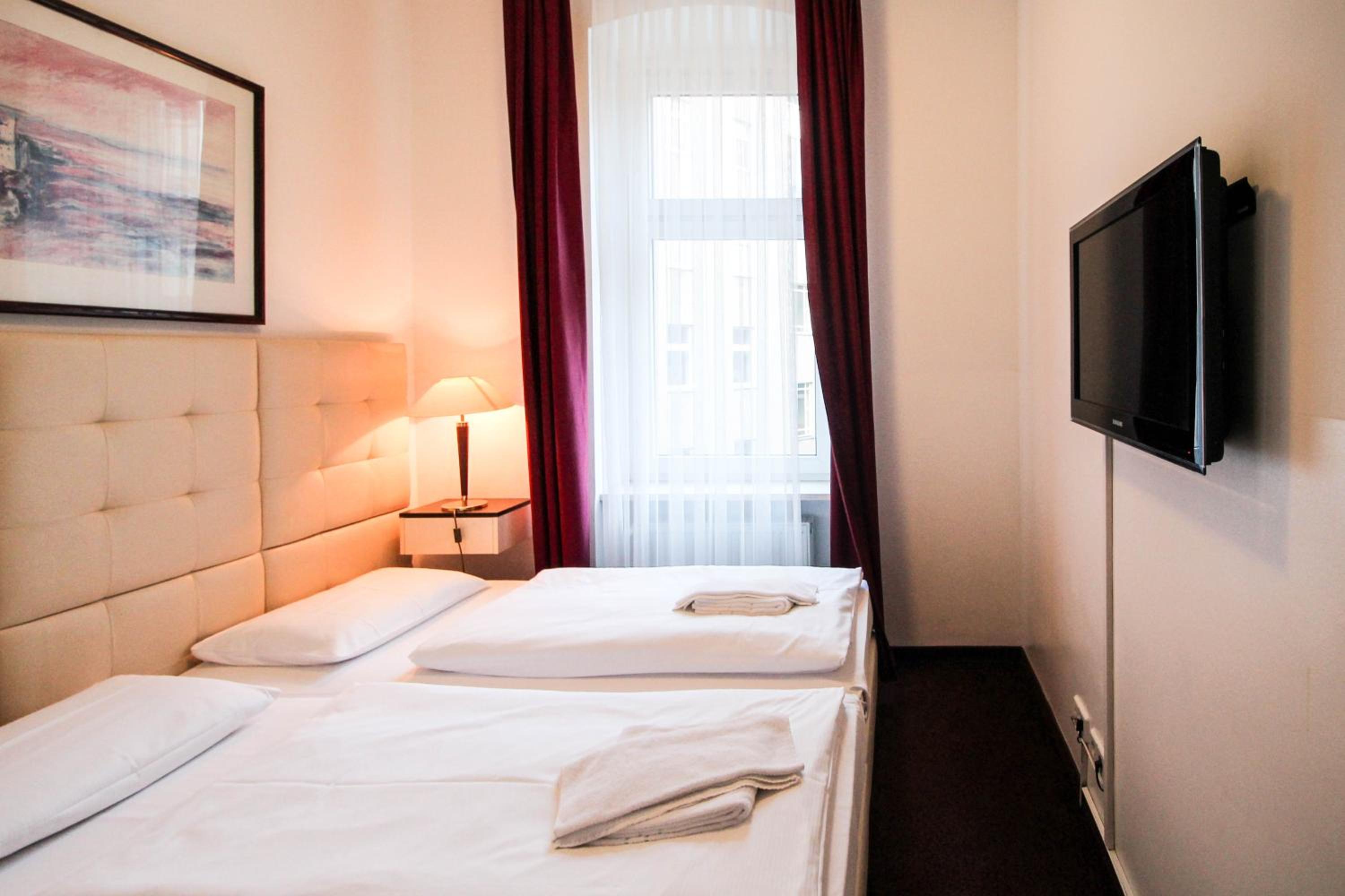 Small Double or Twin Room photo 2