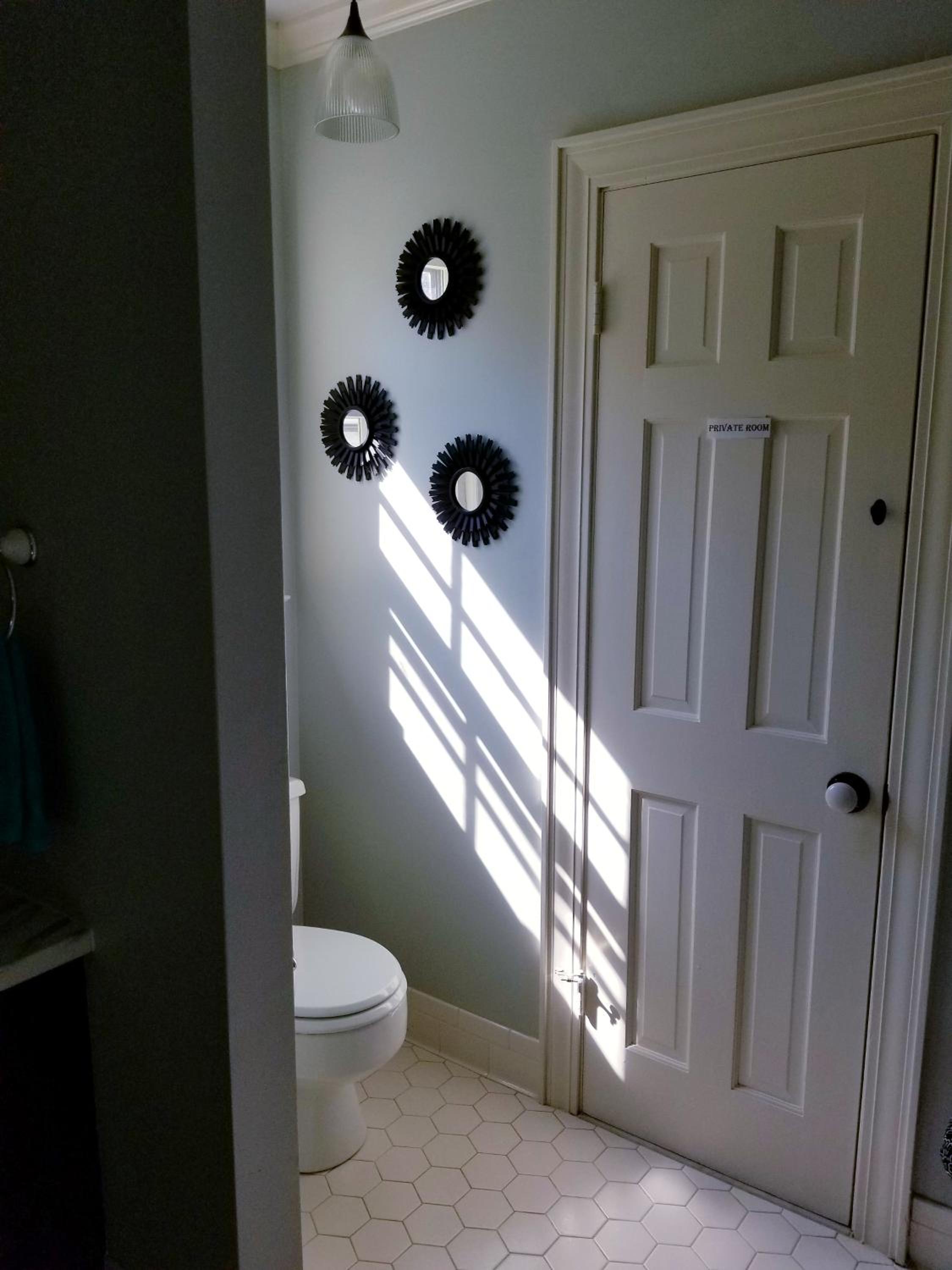 Queen Room with Shared Bathroom photo 1