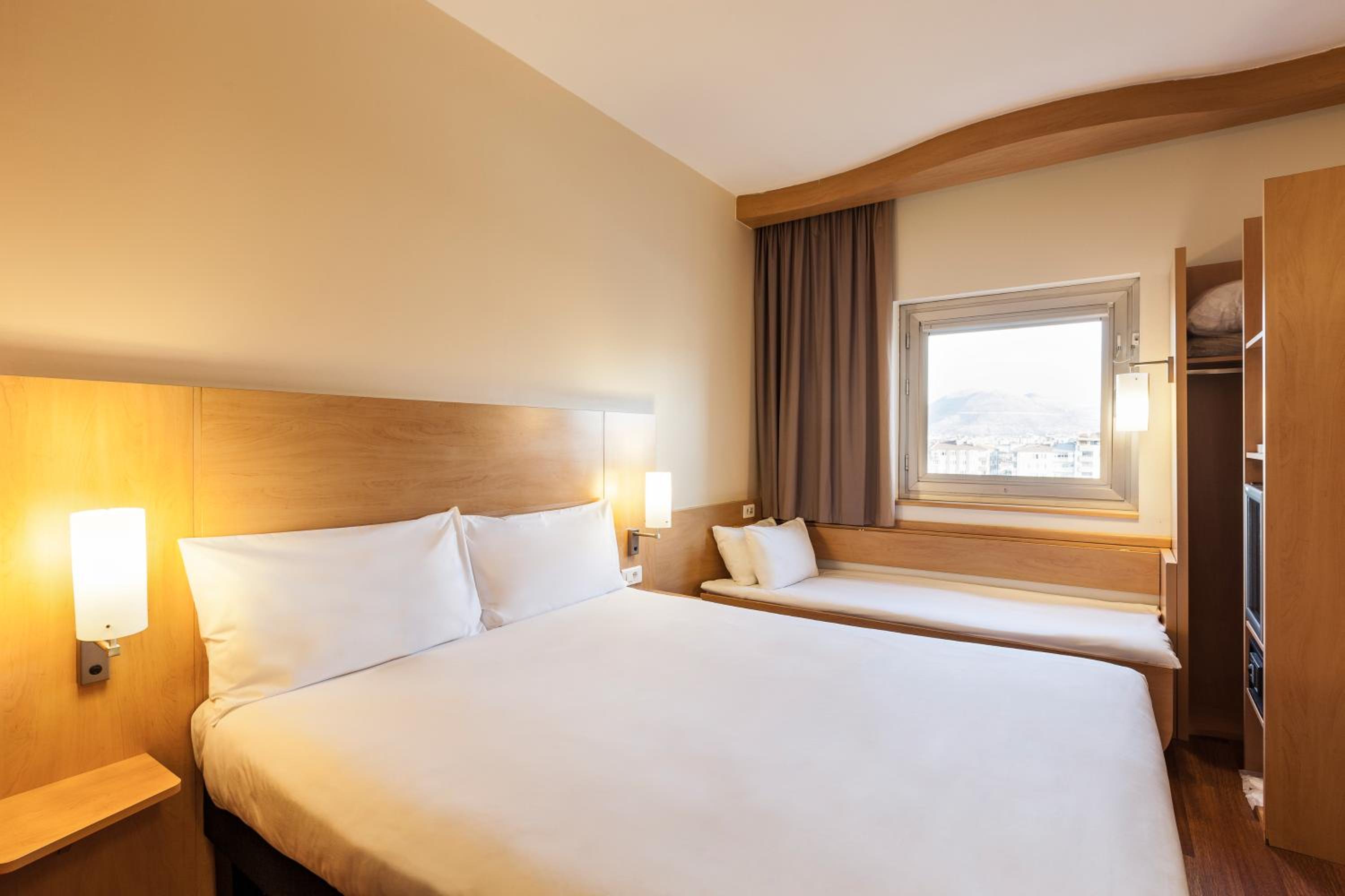 Standard Queen Room with Child Bed - Photo 1