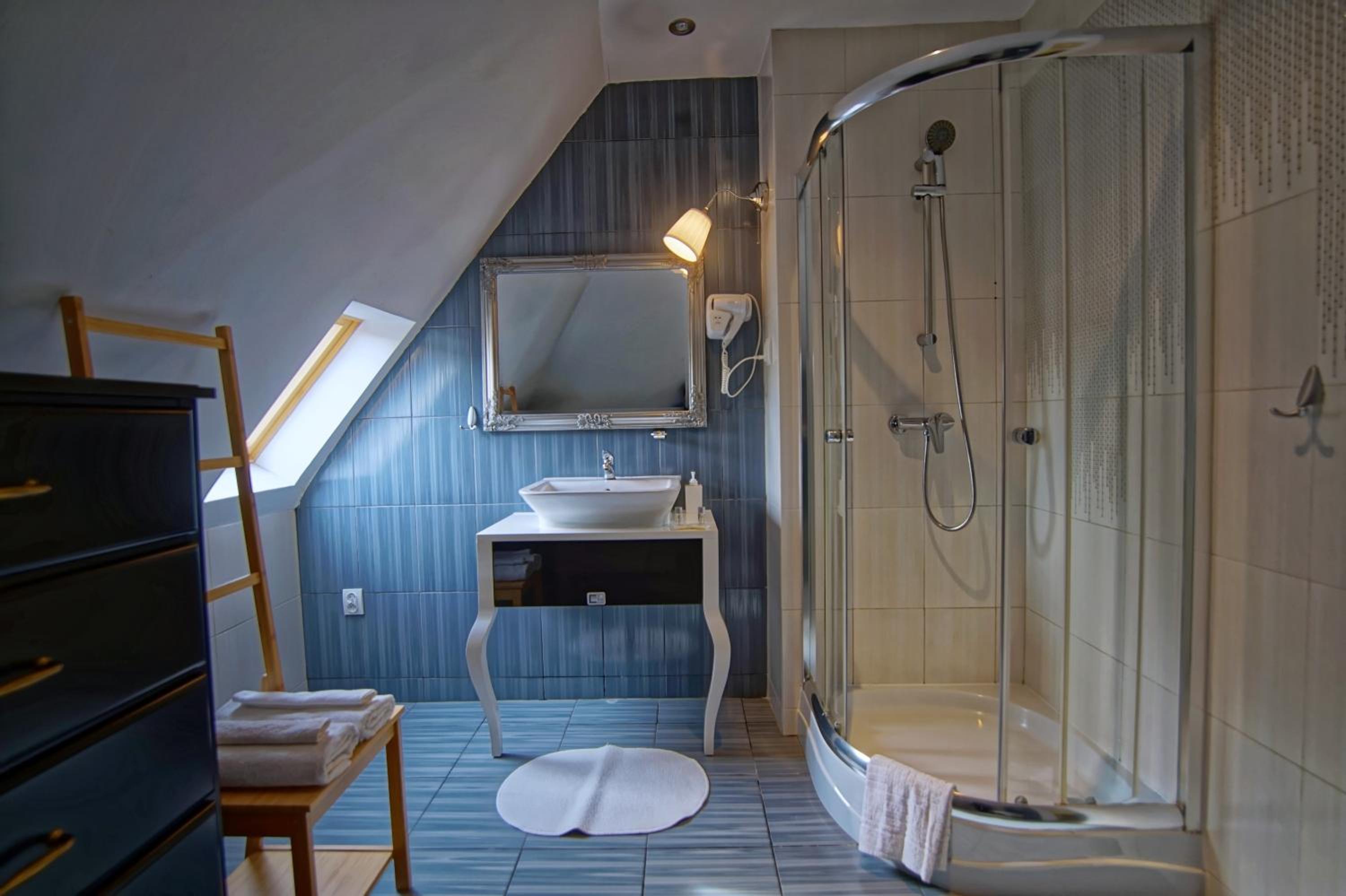 Large Double Room - Photo 5