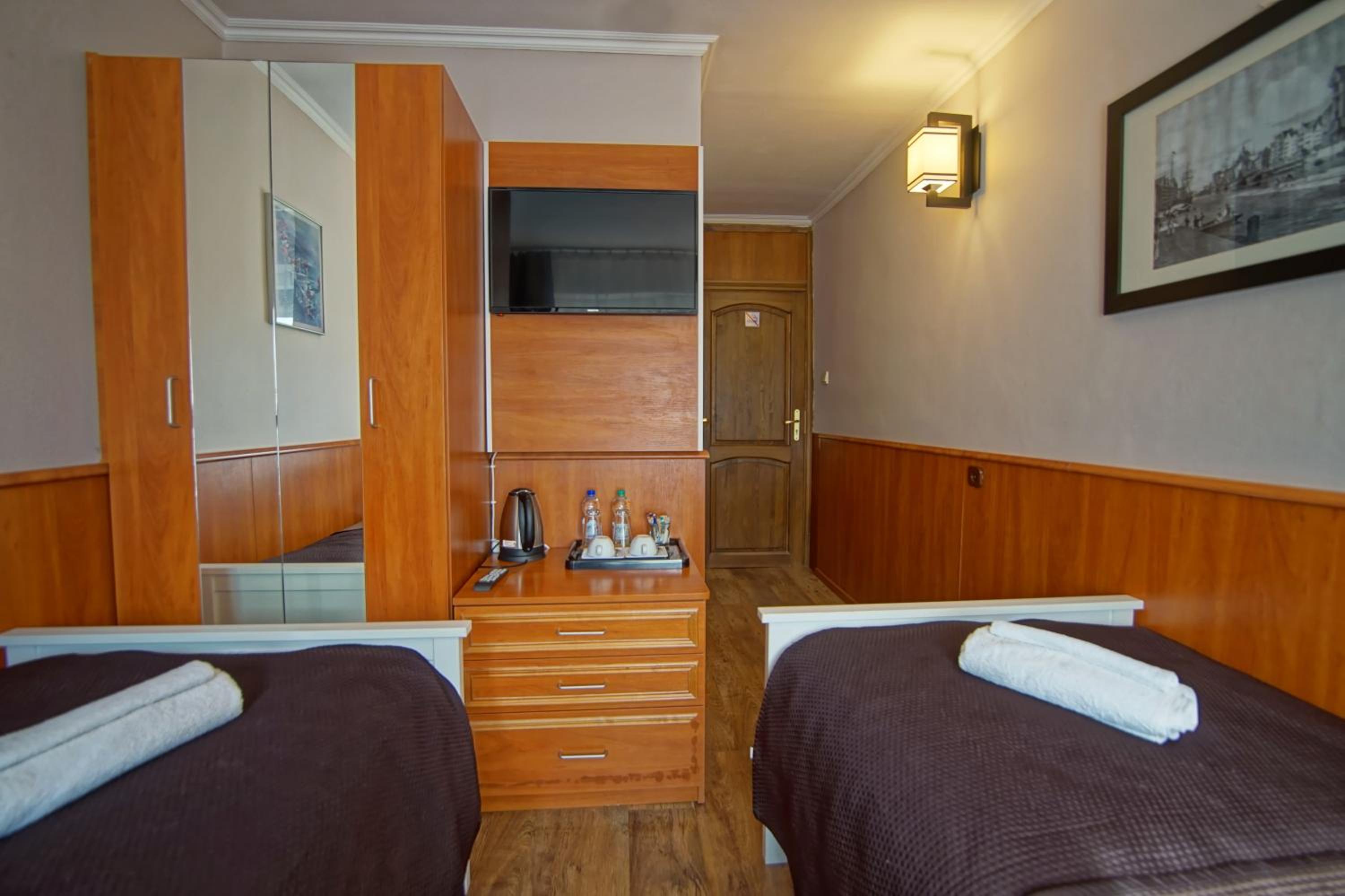 Twin Room - Photo 2