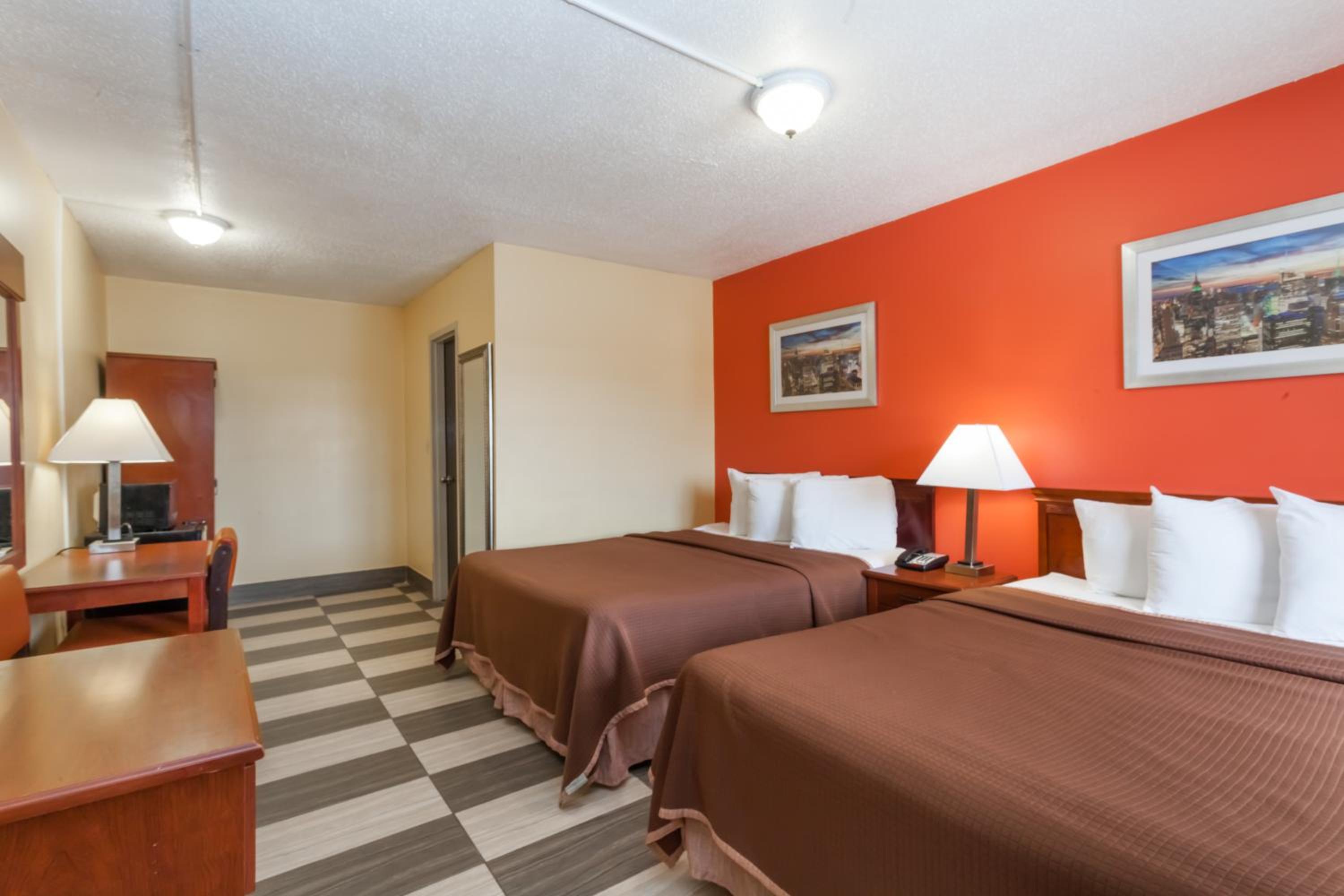 Queen Room with Two Queen Beds - Non-Smoking photo 2