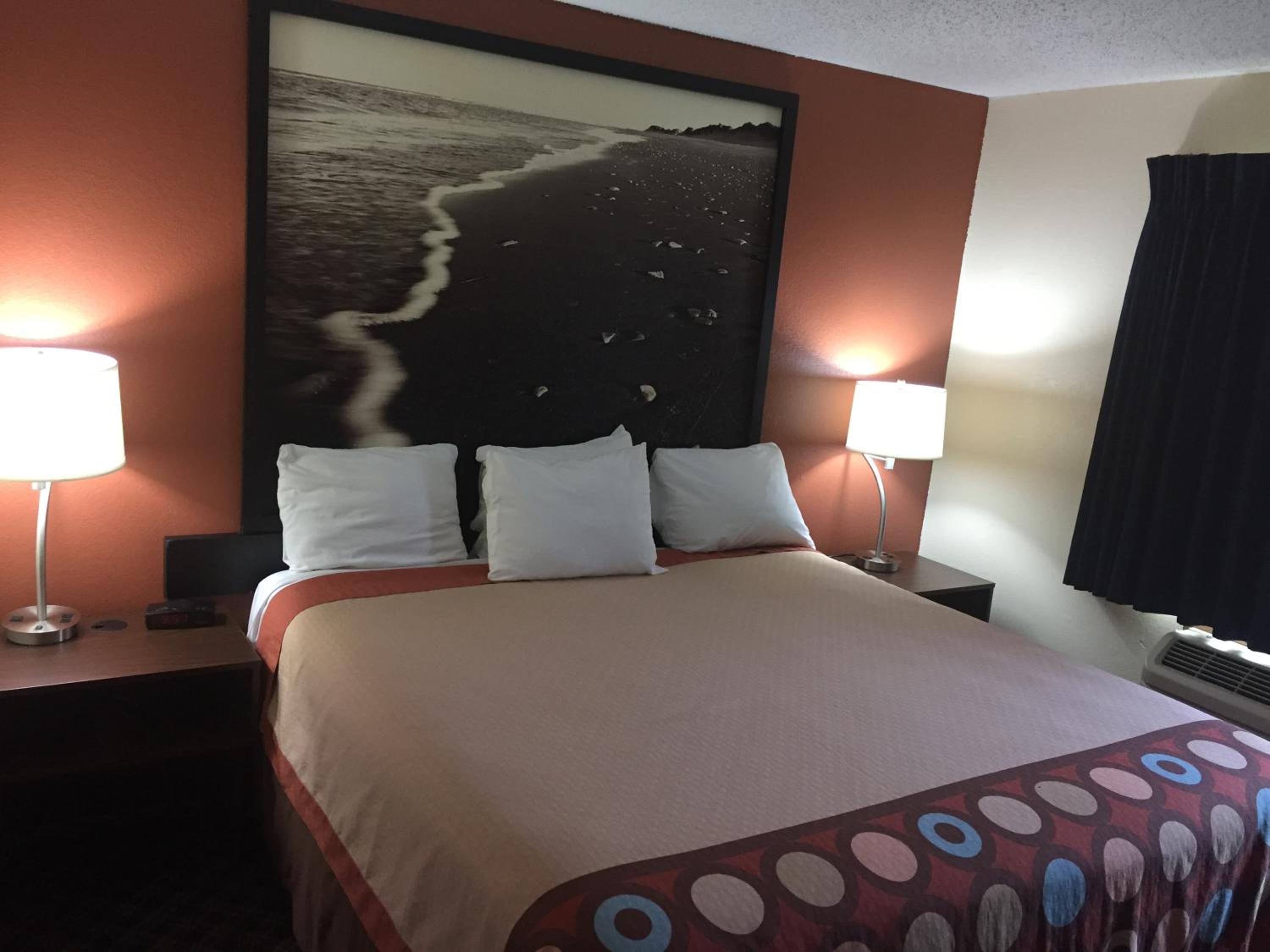 King Room With Bath Tub - Mobility/Hearing Accessible - Smoking - Photo 3