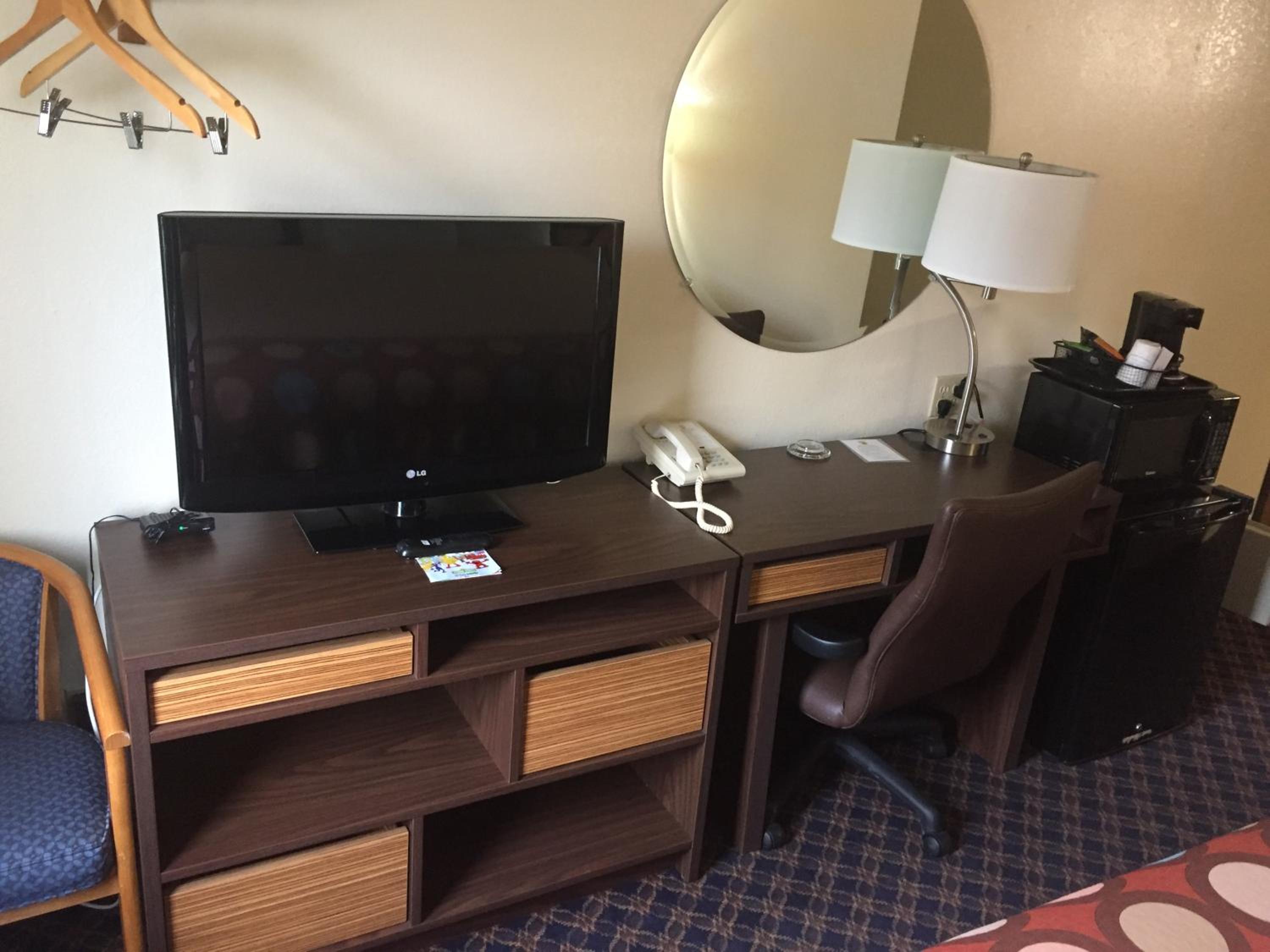 King Room With Bath Tub - Mobility/Hearing Accessible - Smoking - Photo 1