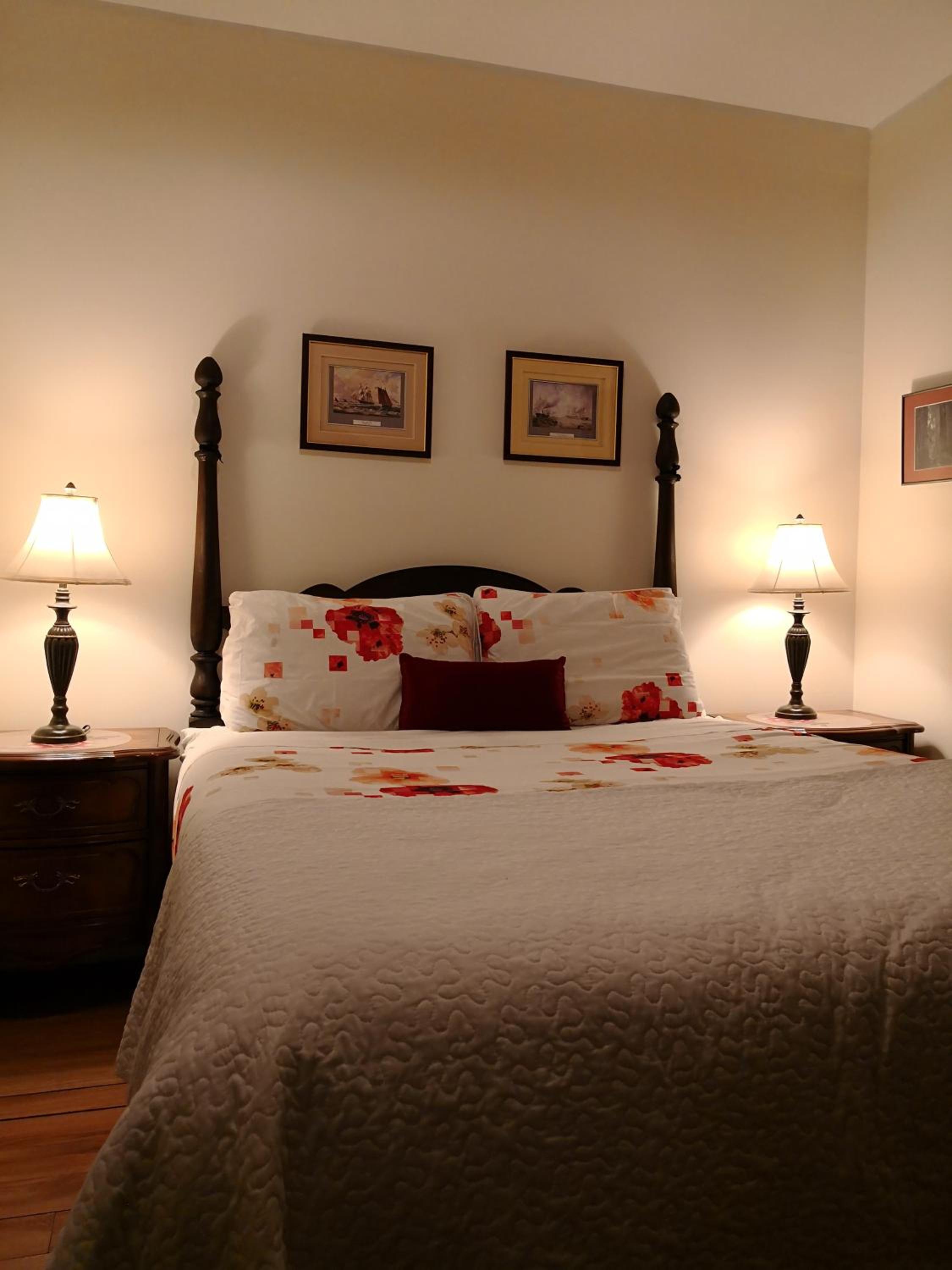 Queen Room with Private Bathroom photo 3