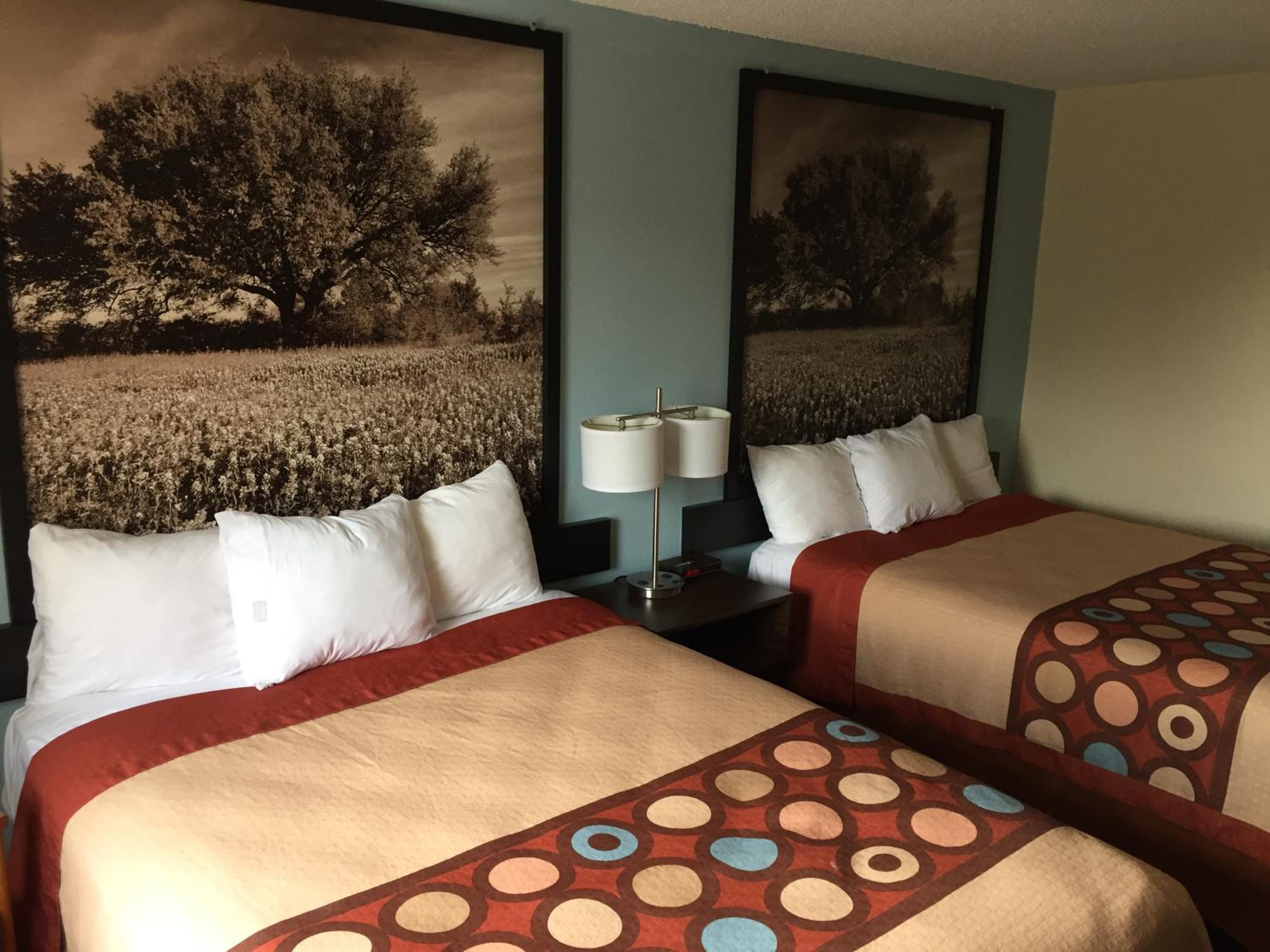 Queen Room with Two Queen Beds - Non-Smoking - Photo 2