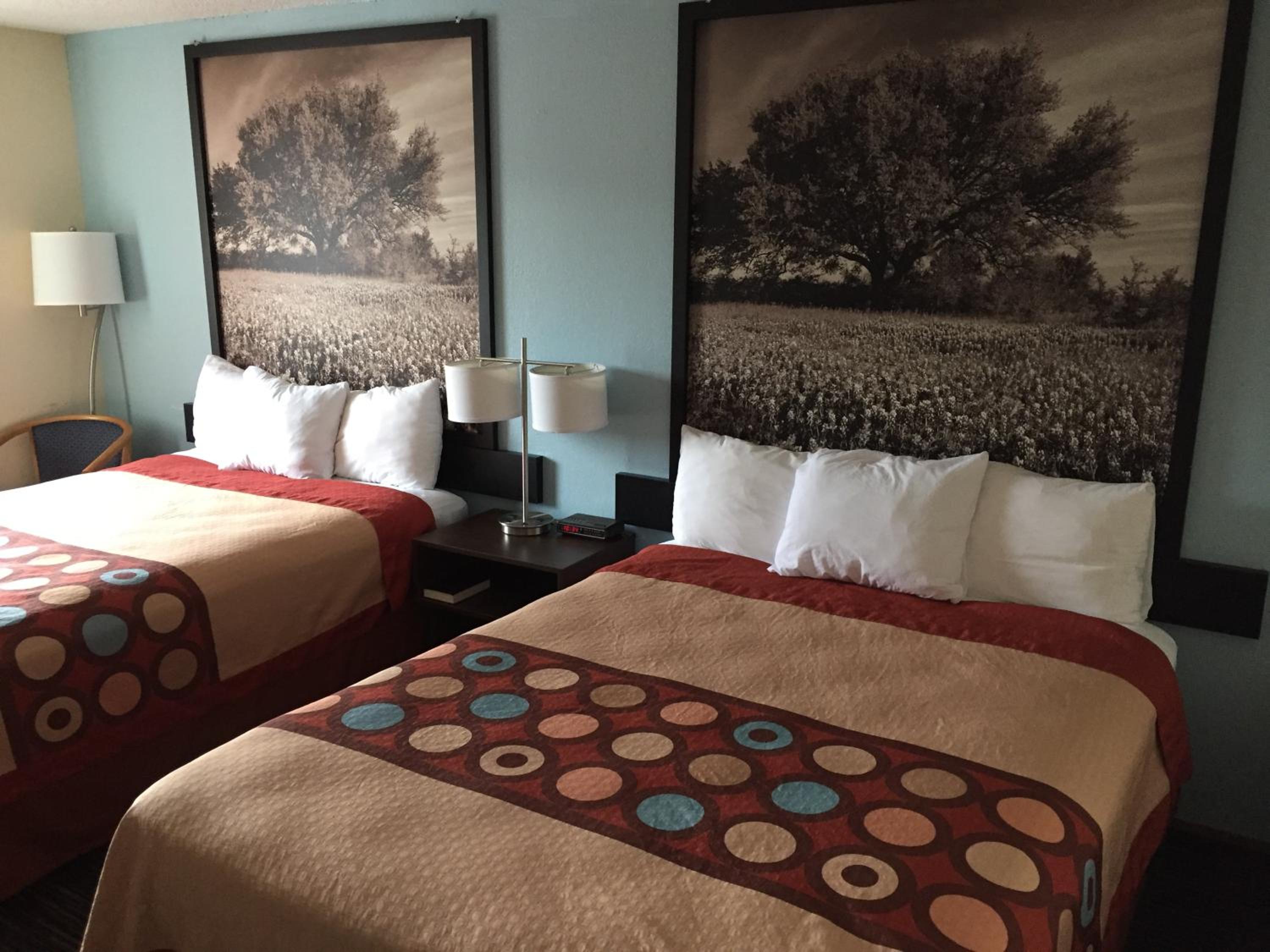 Queen Room with Two Queen Beds - Non-Smoking - Photo 4