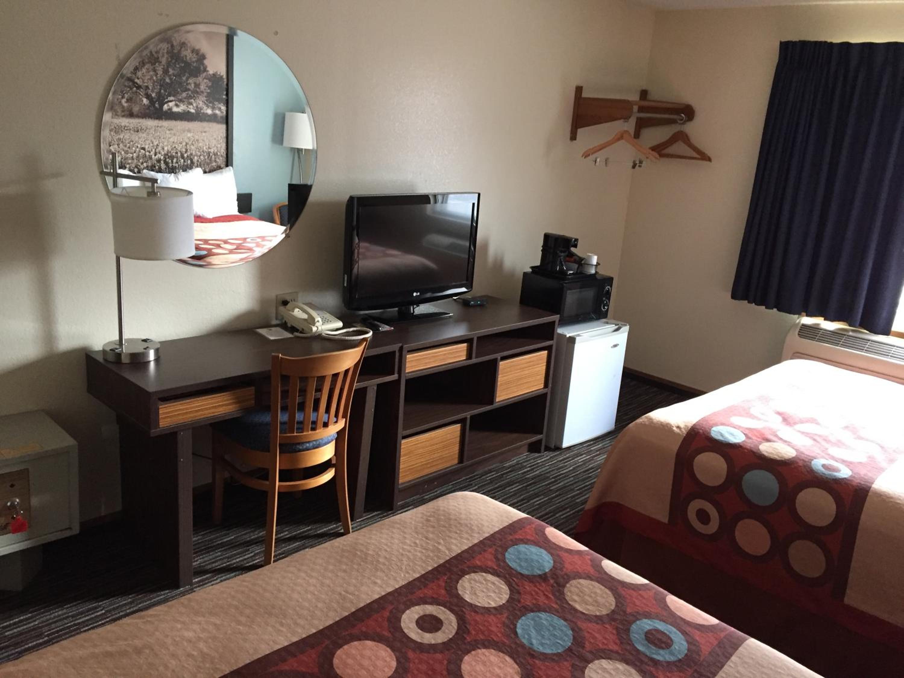 Queen Room with Two Queen Beds - Non-Smoking - Photo 1
