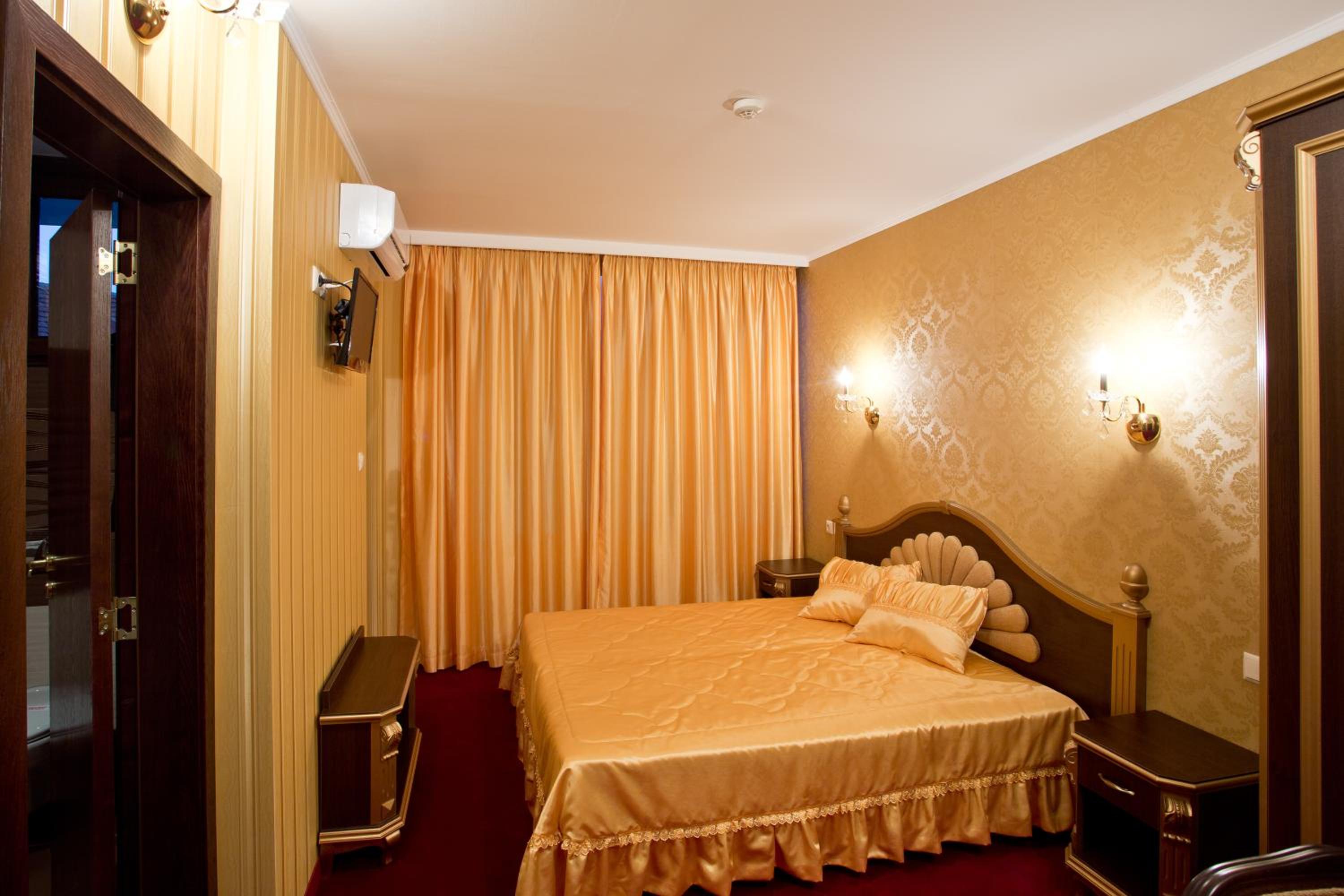 Double or Twin Room with Bath and Free Underground Parking - Photo 4