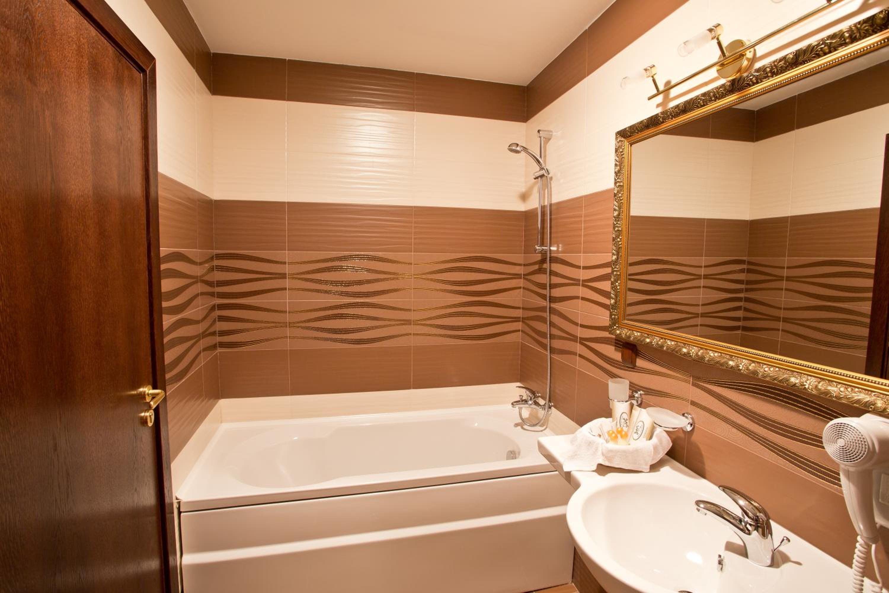 Double or Twin Room with Free Underground Parking - Photo 7