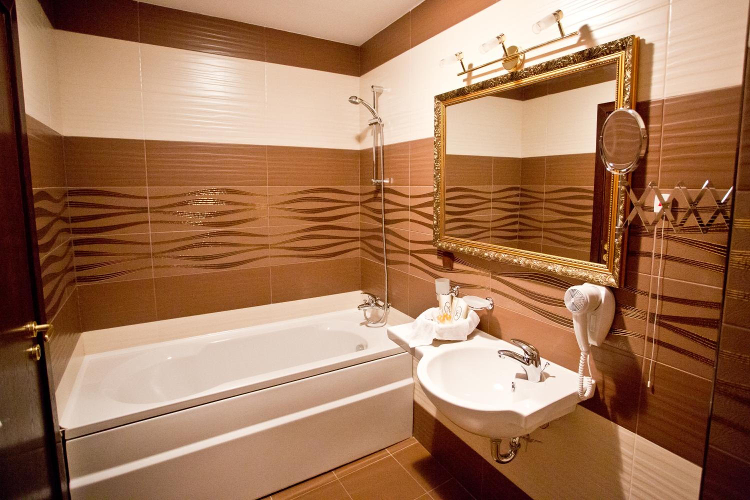 Double or Twin Room with Free Underground Parking - Photo 6
