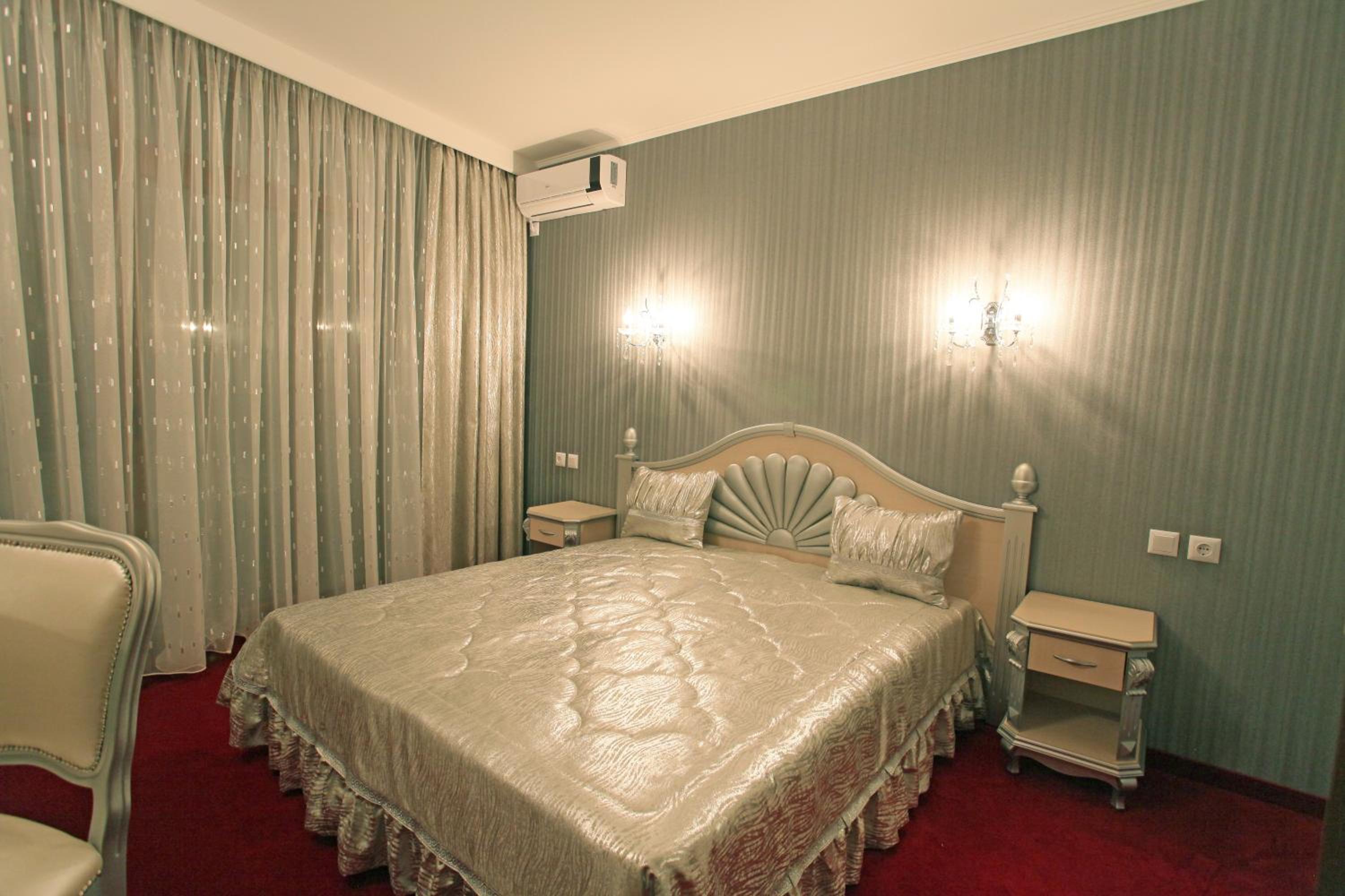 Double or Twin Room with Bath and Free Underground Parking - Photo 7