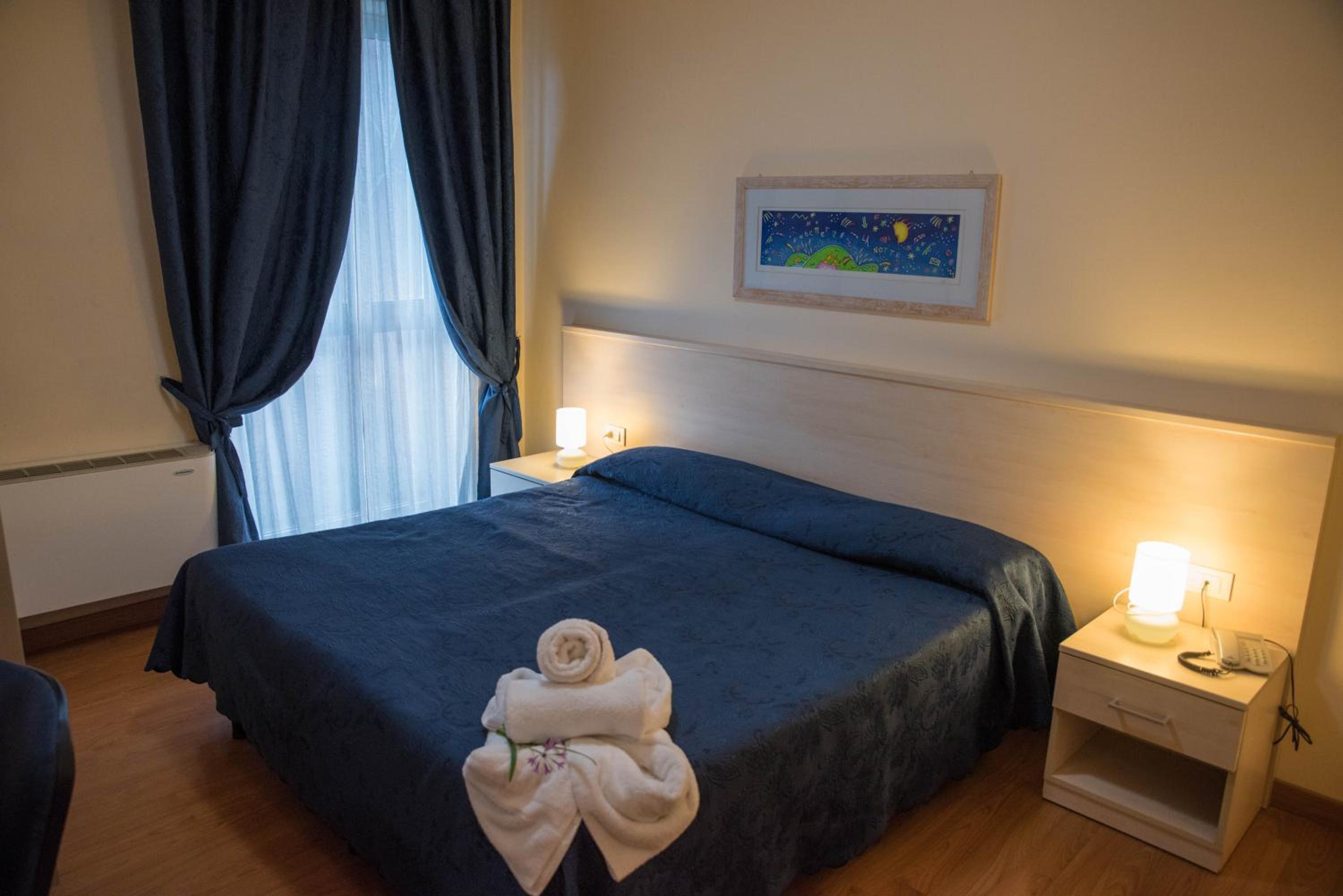 Standard Double Room - Photo 8