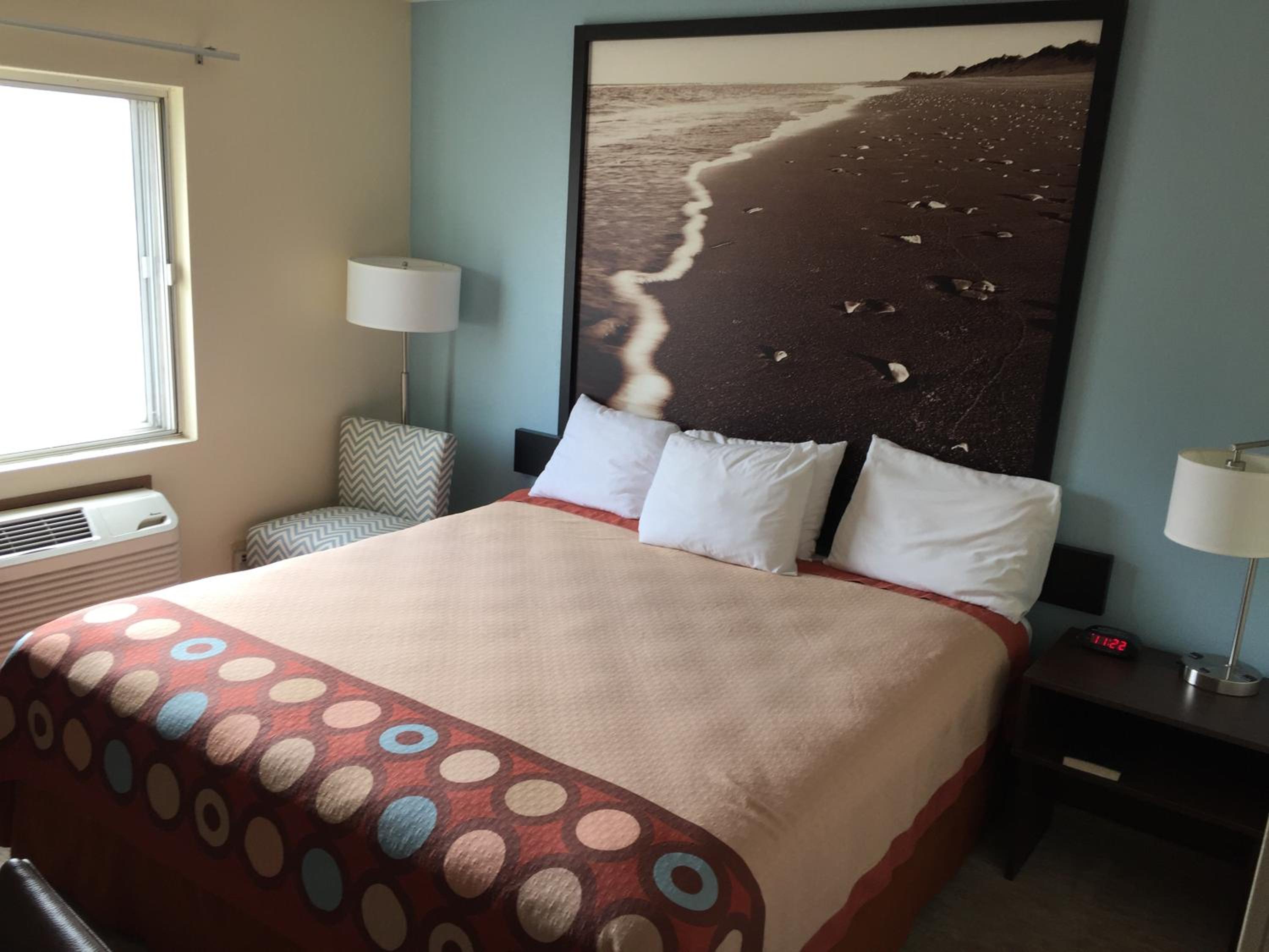 King Room with Roll-In Shower - Mobility/Hearing Accessible - Non-Smoking - Photo 4