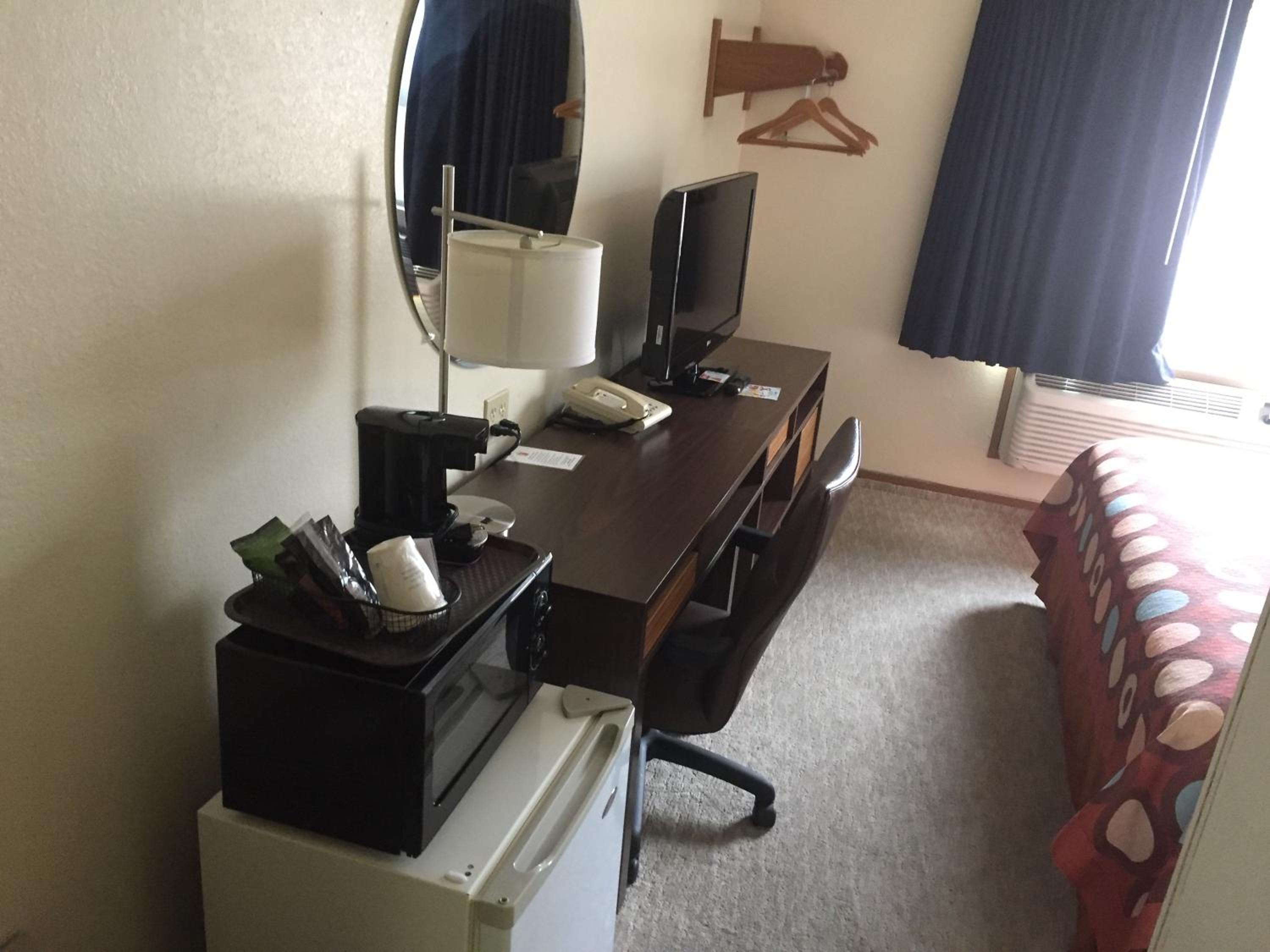 King Room with Roll-In Shower - Mobility/Hearing Accessible - Non-Smoking - Photo 5