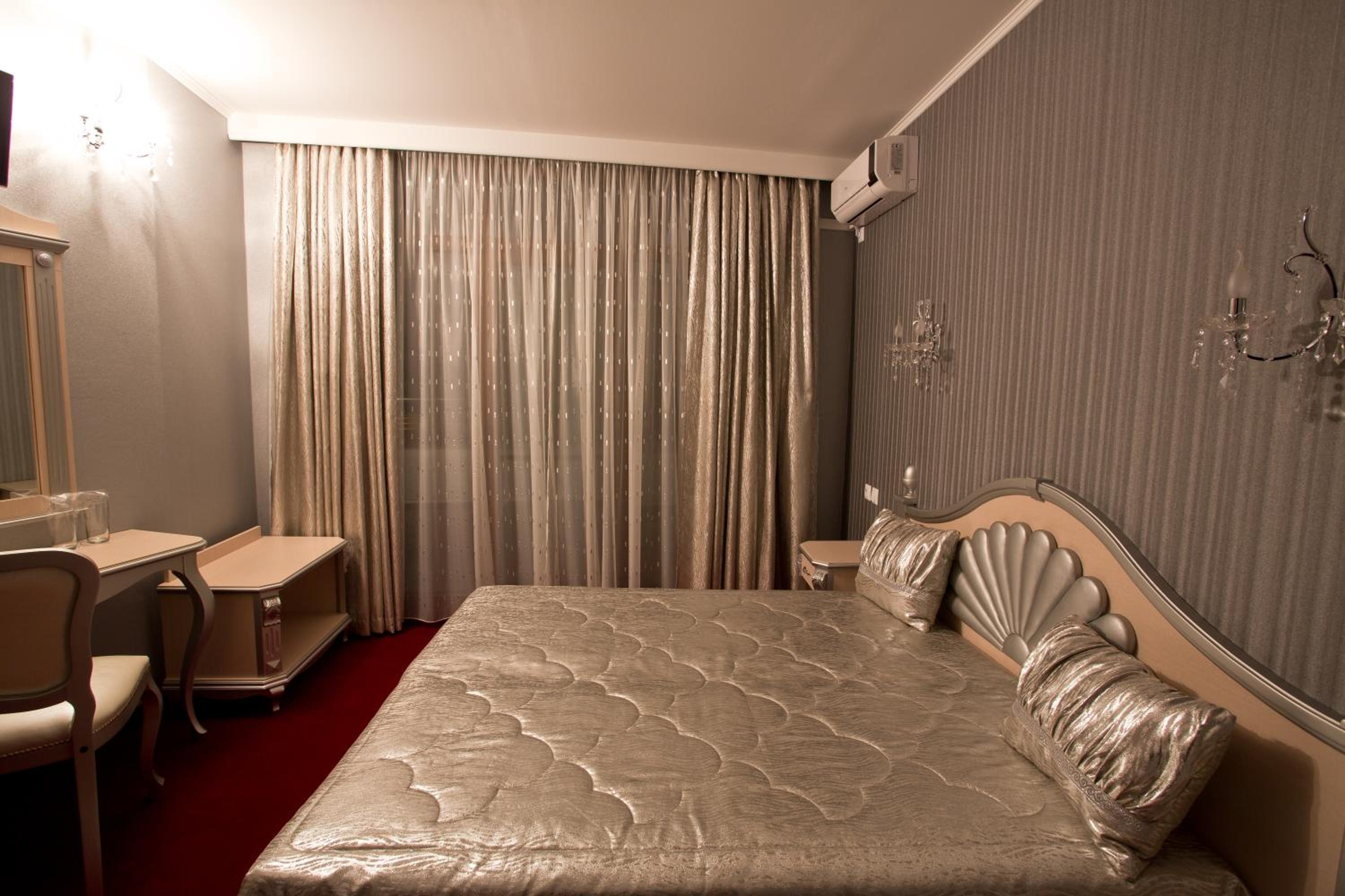 Double or Twin Room with Bath and Free Underground Parking - Photo 8