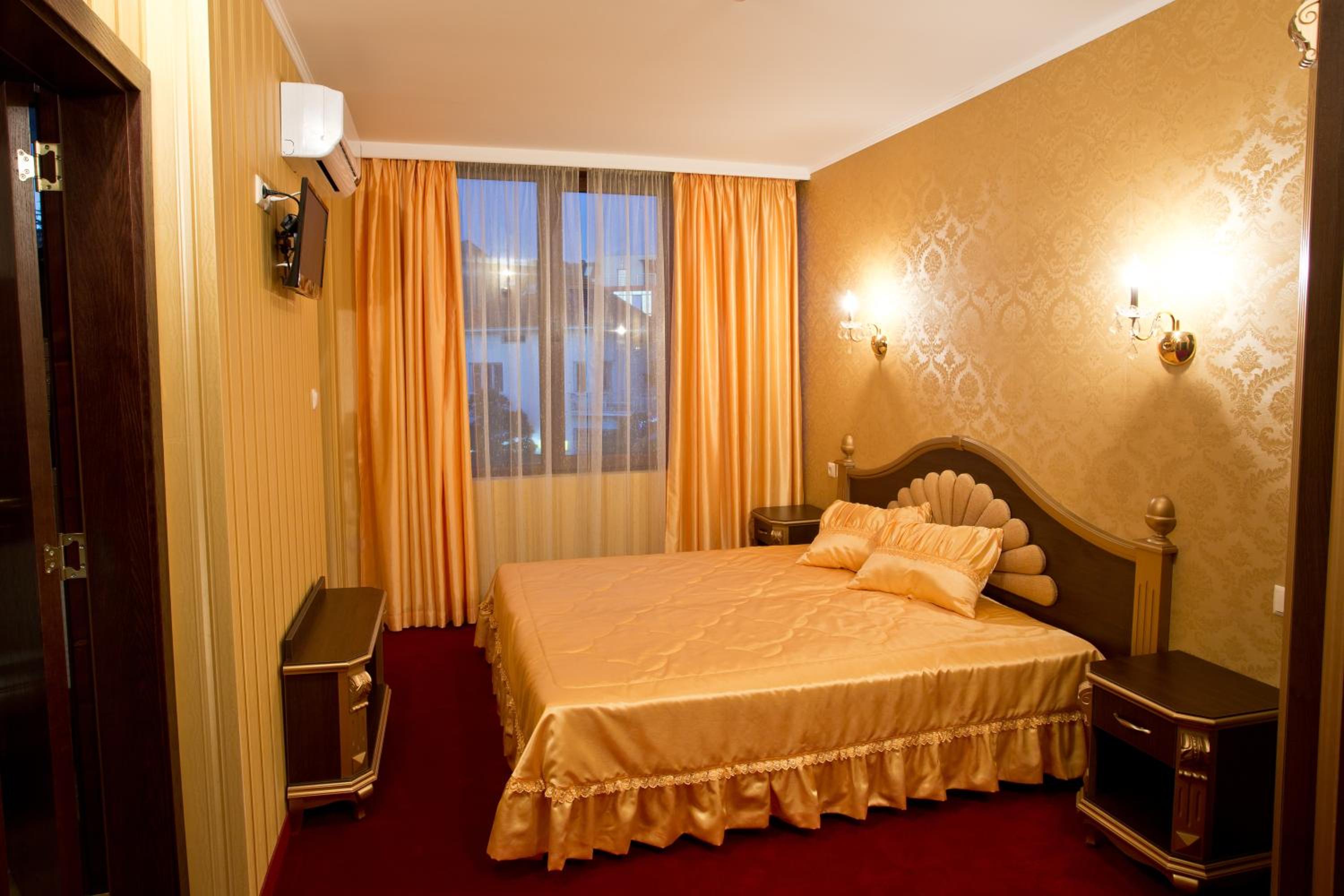 Double or Twin Room with Bath and Free Underground Parking - Photo 9