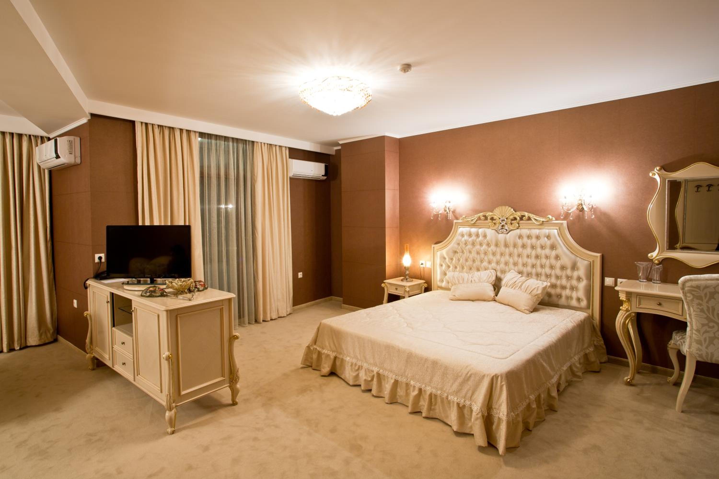 VIP Junior Suite with Free Underground Parking - Photo 1