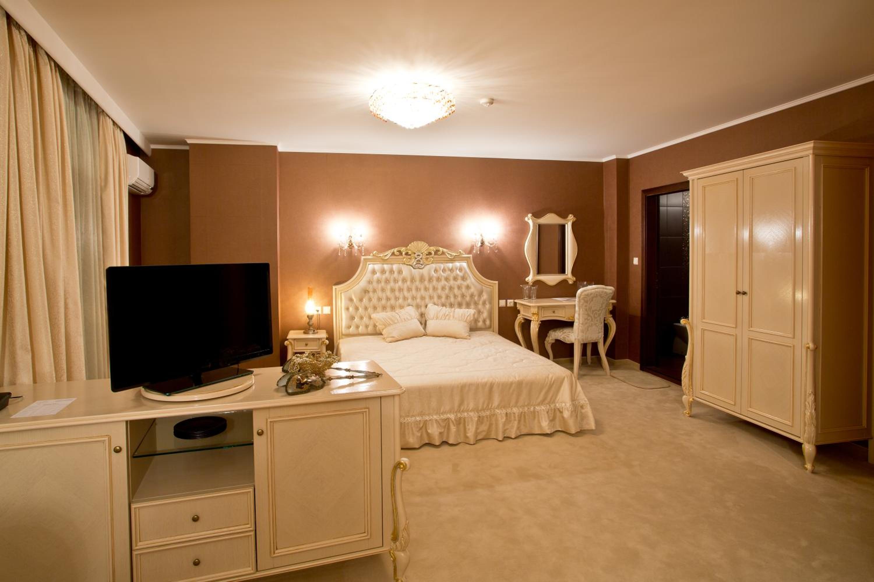VIP Junior Suite with Free Underground Parking - Photo 2