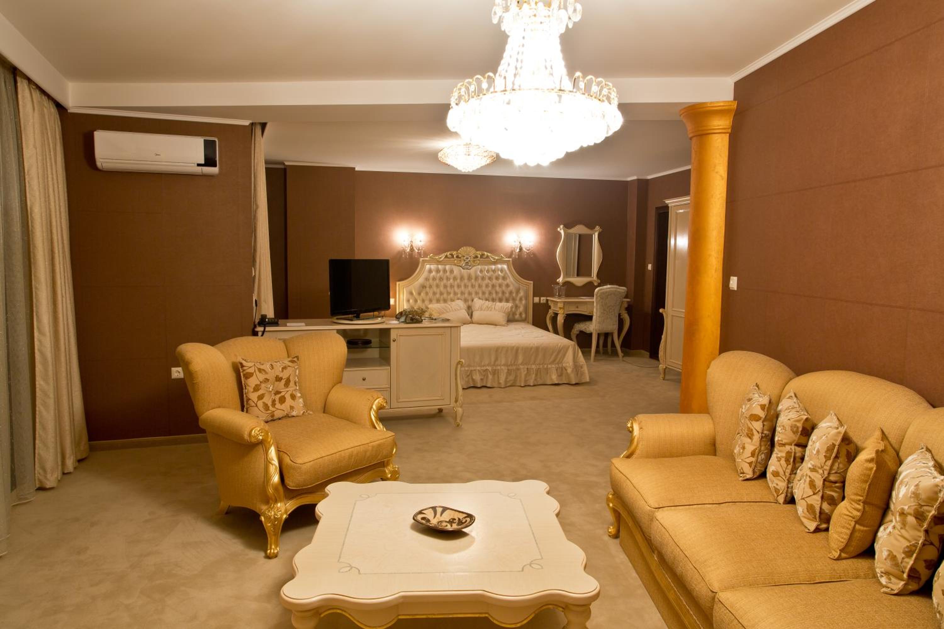 VIP Junior Suite with Free Underground Parking - Photo 3