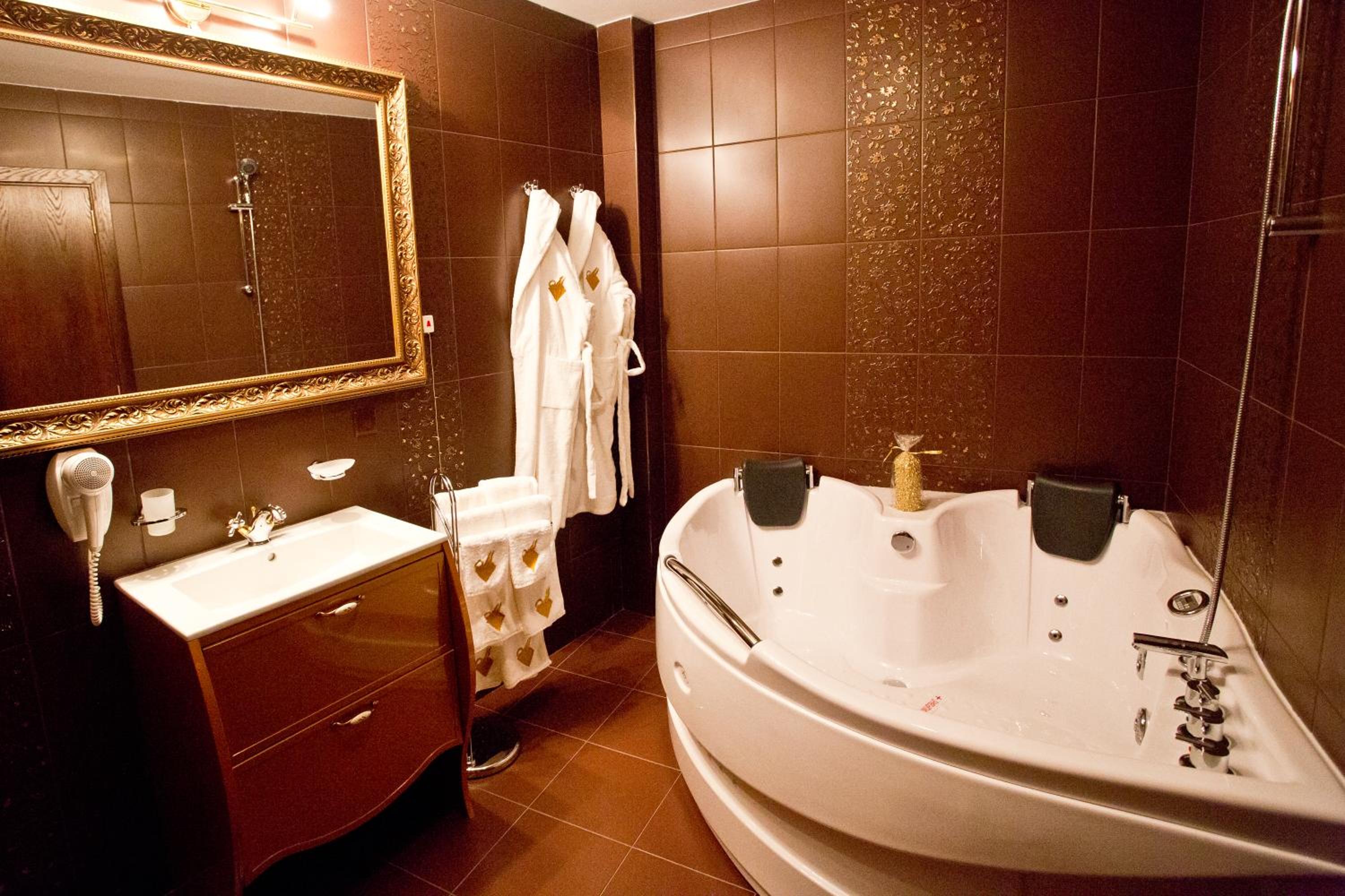 VIP Junior Suite with Free Underground Parking - Photo 4