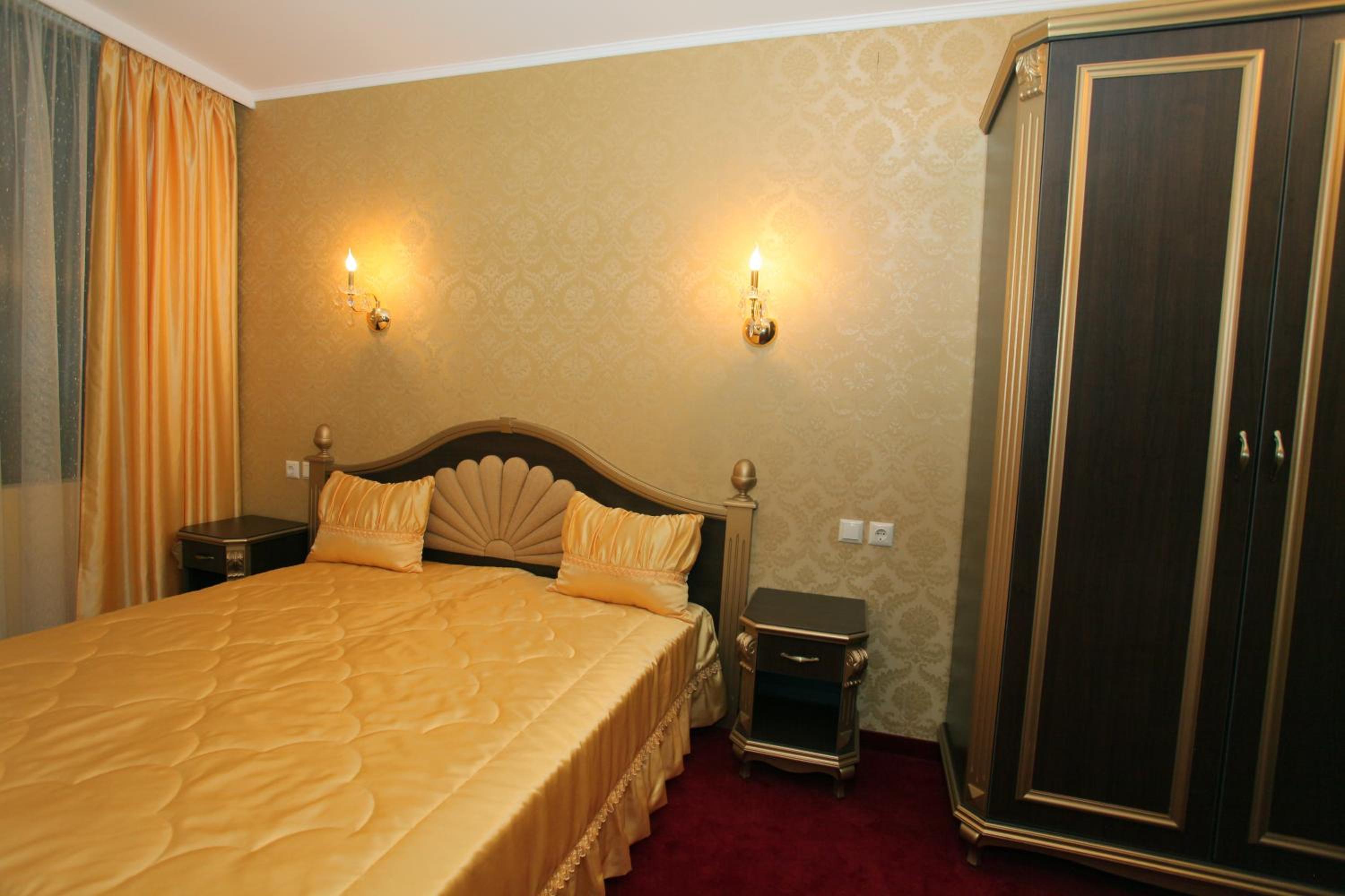 Double or Twin Room with Free Underground Parking - Photo 4