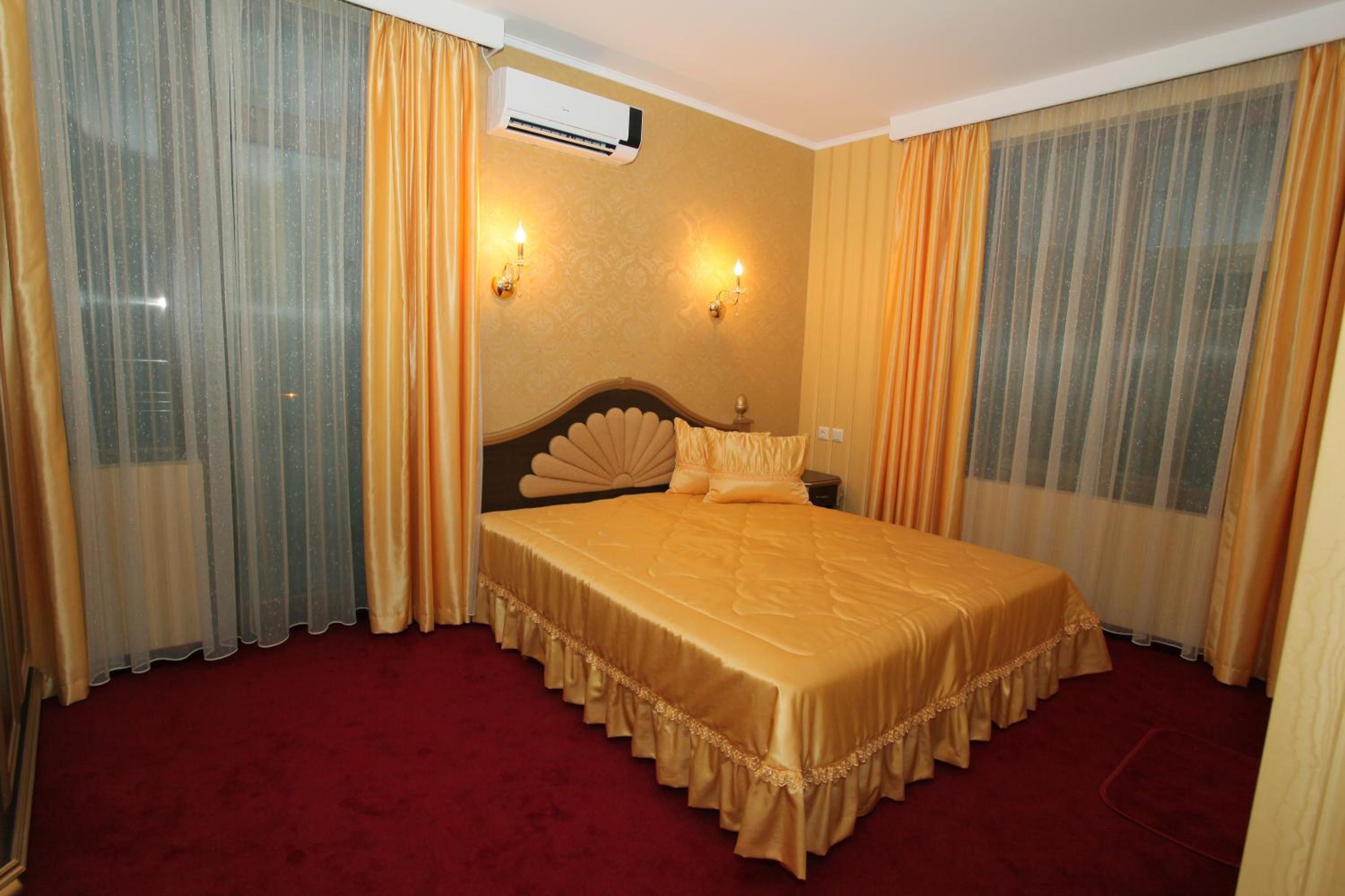 Double or Twin Room with Free Underground Parking - Photo 5