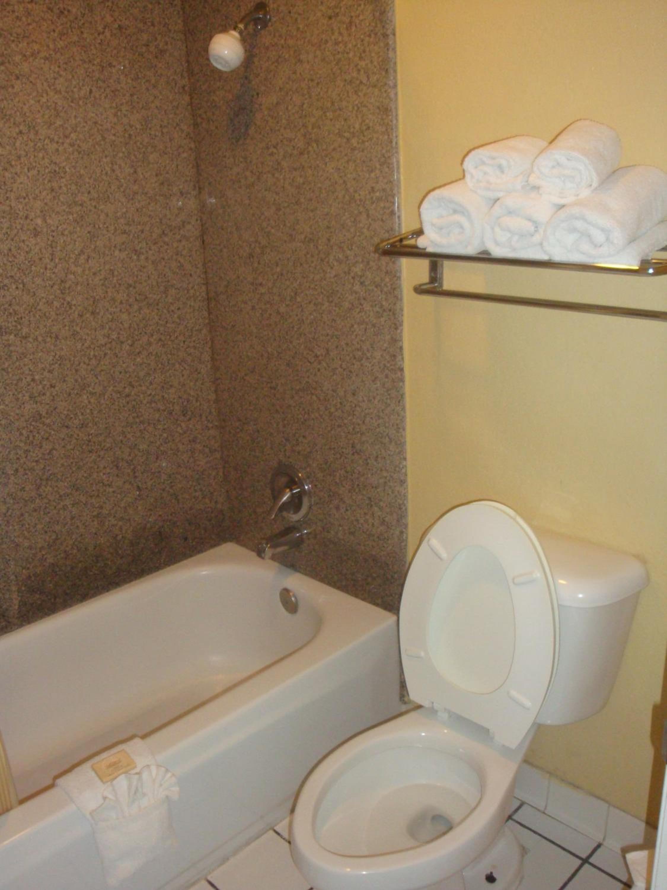 Queen Room with Two Queen Beds - Non-Smoking photo 2