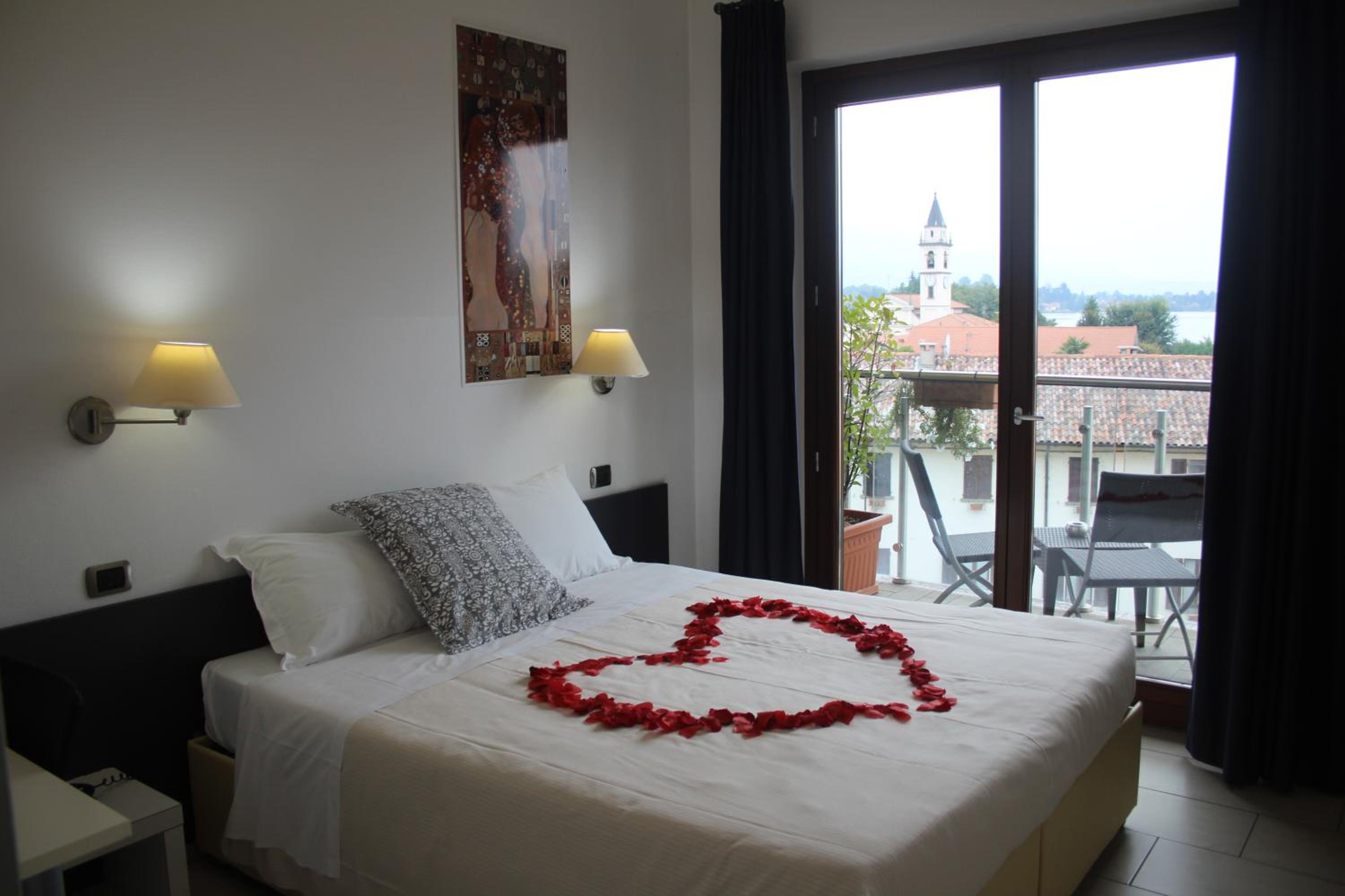 Double or Twin Room with Lake View - Photo 13